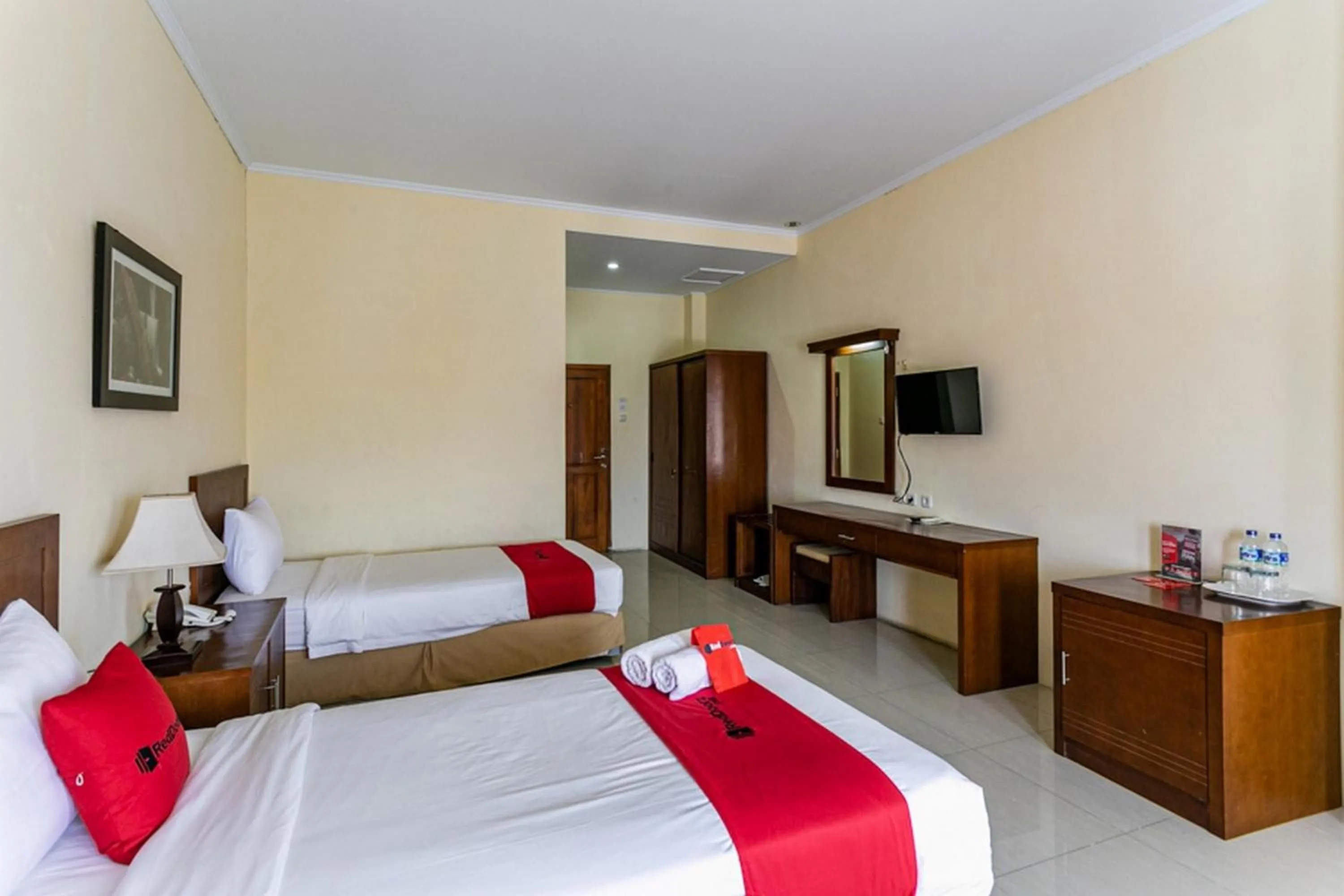 Bedroom, Bed in RedDoorz Plus near Alun Alun Karanganyar