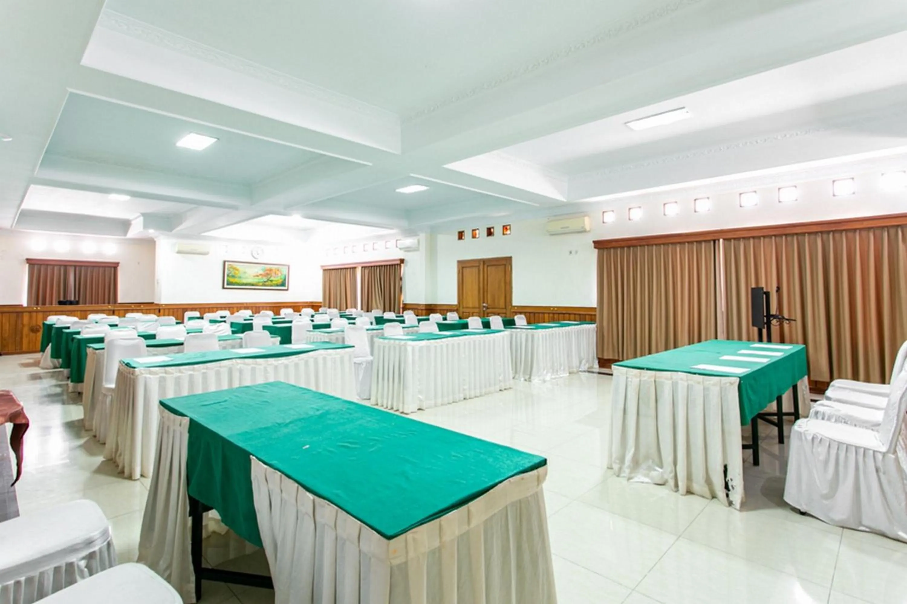 Meeting/conference room in RedDoorz Plus near Alun Alun Karanganyar