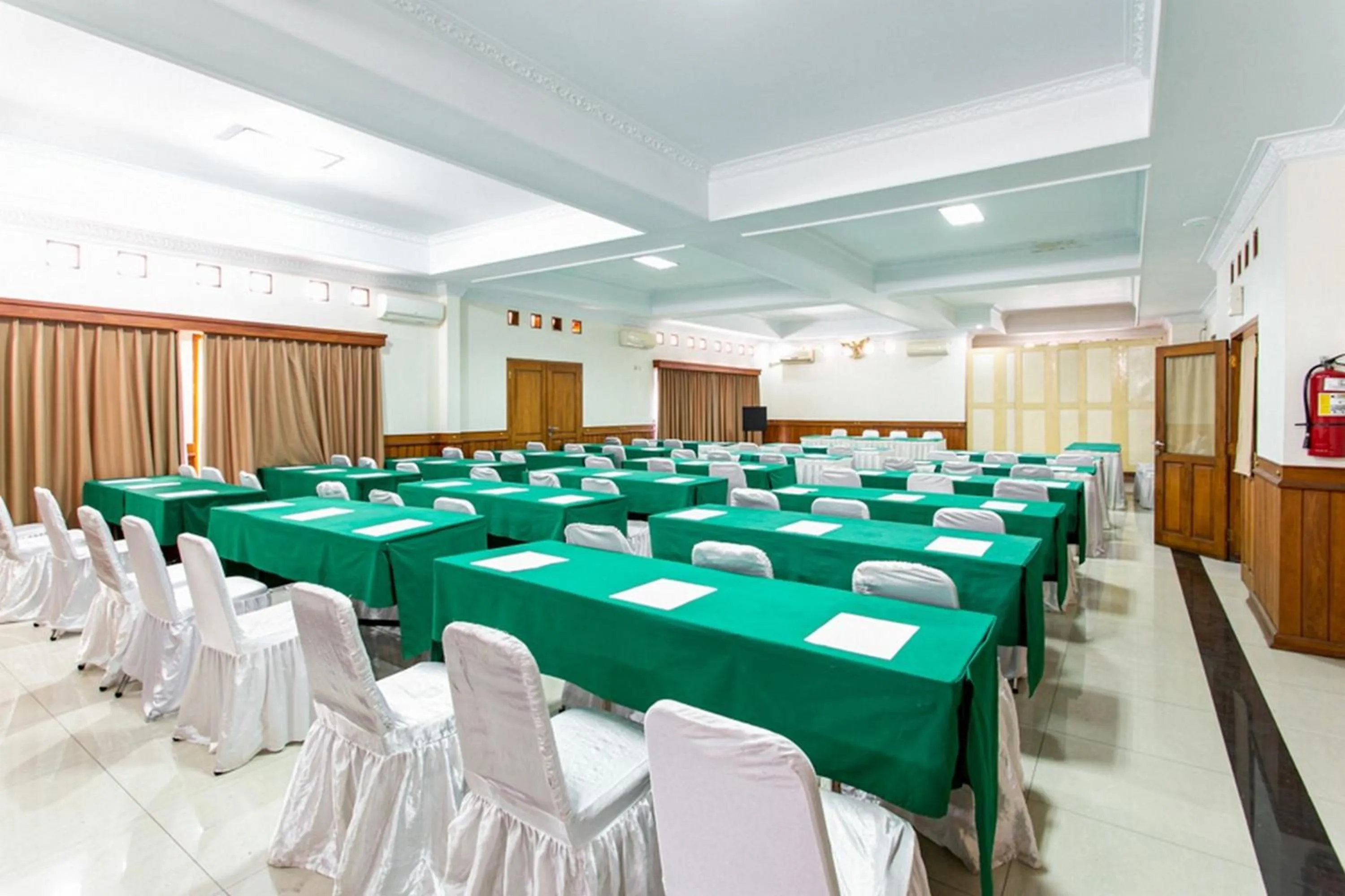 Meeting/conference room in RedDoorz Plus near Alun Alun Karanganyar