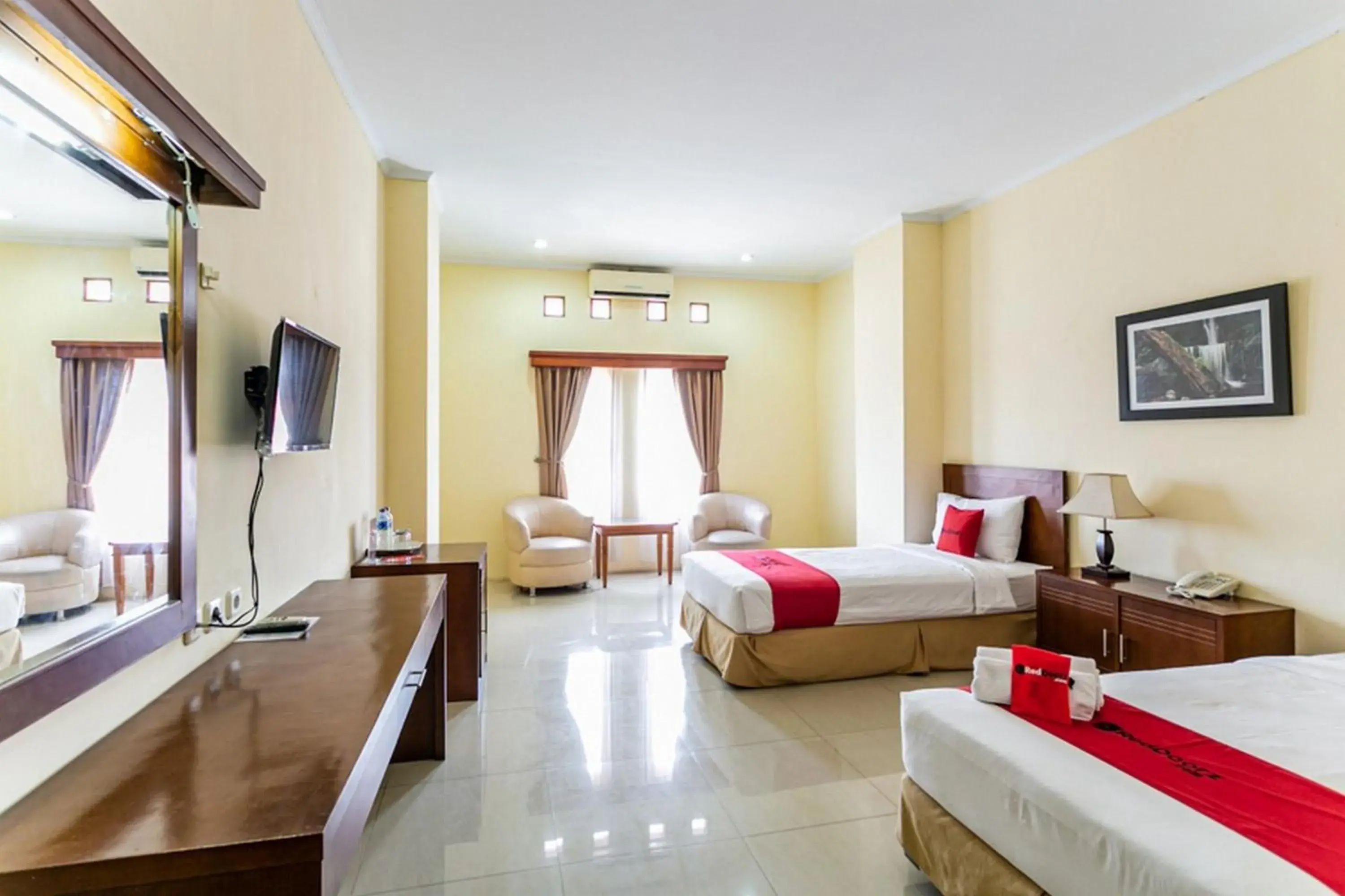 Deluxe Twin Room in RedDoorz Plus near Alun Alun Karanganyar Deluxe Twin Room in RedDoorz Plus near Alun Alun Karanganyar