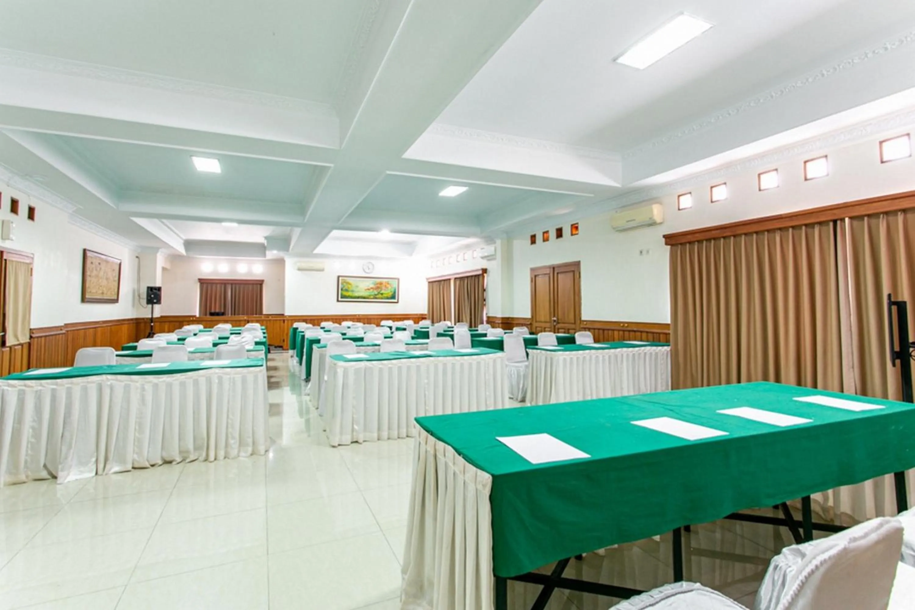 Meeting/conference room in RedDoorz Plus near Alun Alun Karanganyar