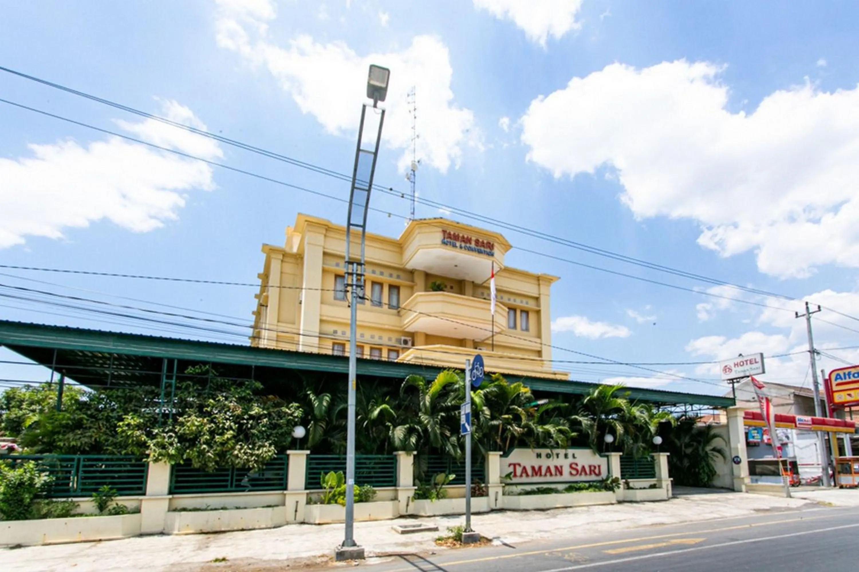 Property building in RedDoorz Plus near Alun Alun Karanganyar