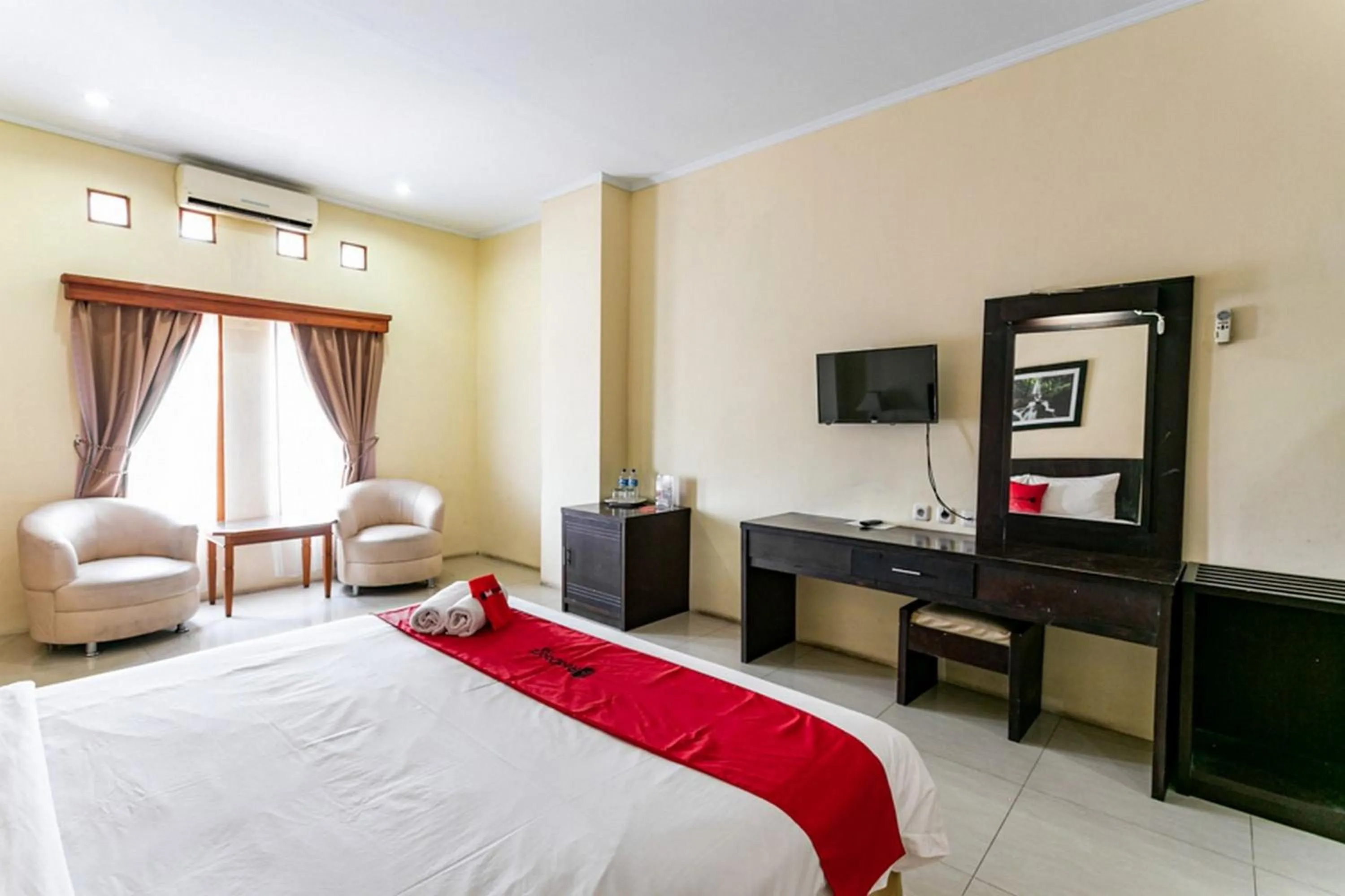 Bedroom, Bed in RedDoorz Plus near Alun Alun Karanganyar