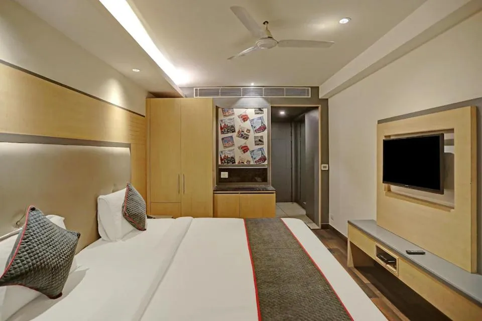 Communal lounge/ TV room, Bed in Hotel Superb 5 Mins Walk From New Delhi Station