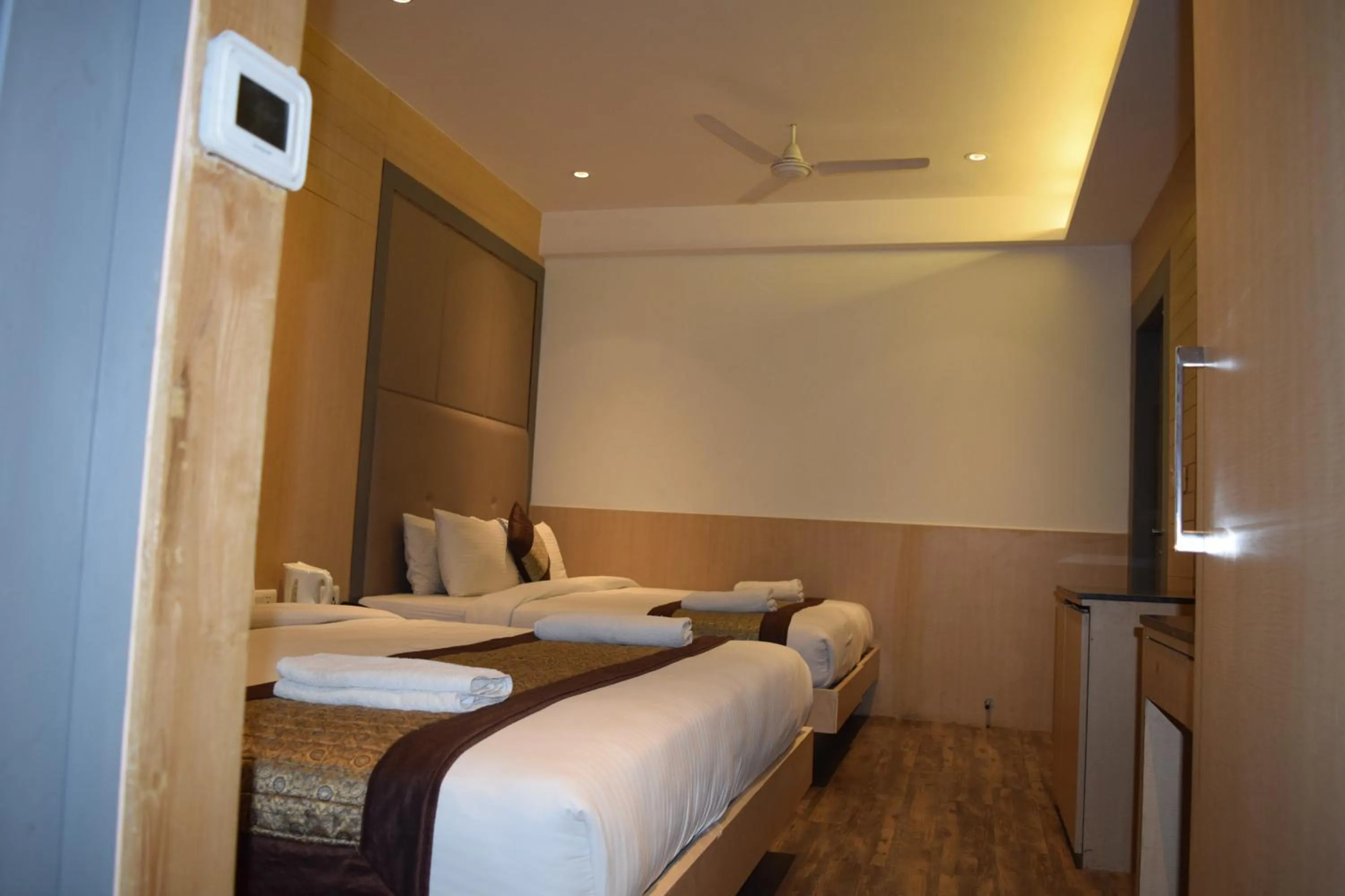 Photo of the whole room, Bed in Hotel Superb 5 Mins Walk From New Delhi Station