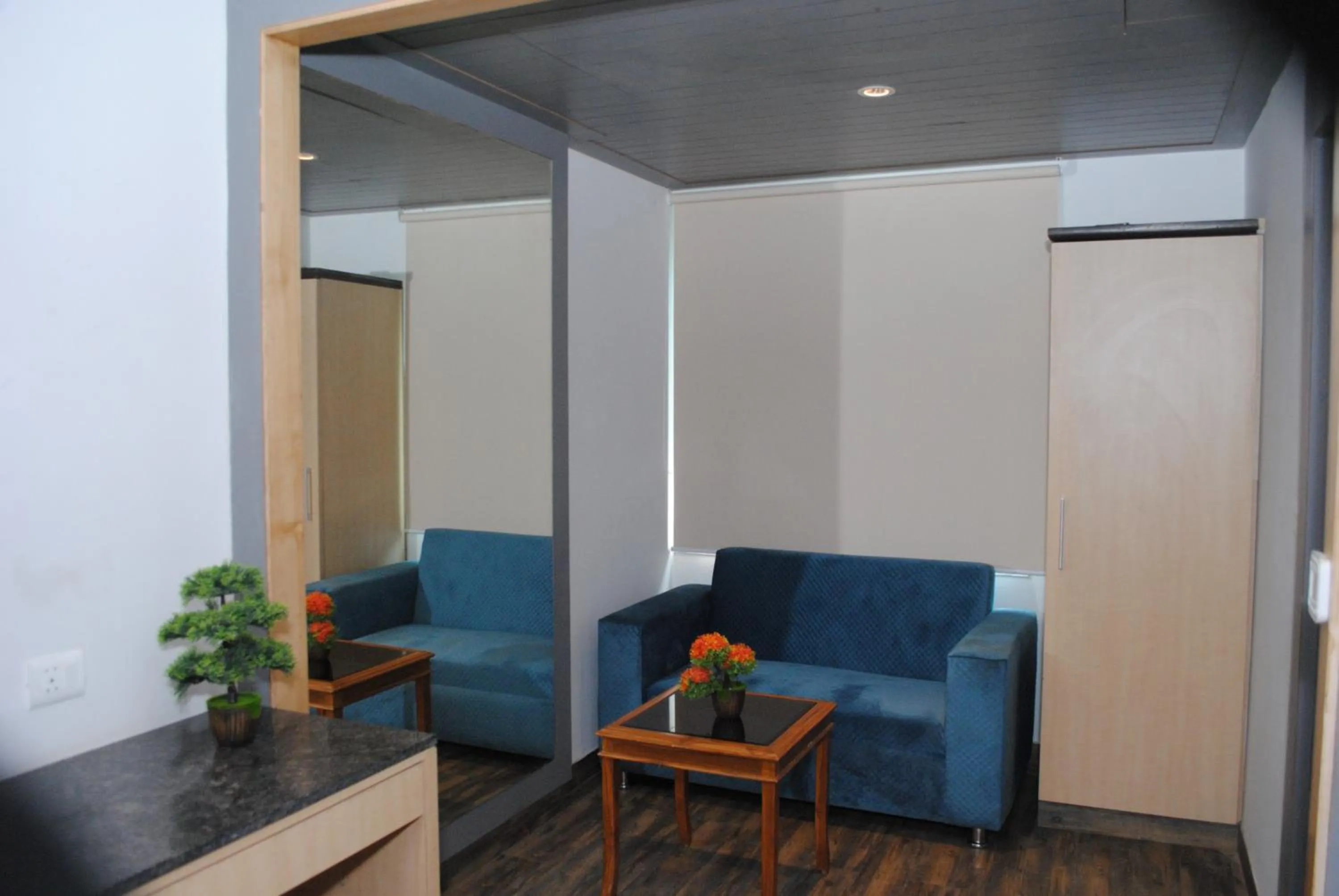 Seating area in Hotel Superb 5 Mins Walk From New Delhi Station