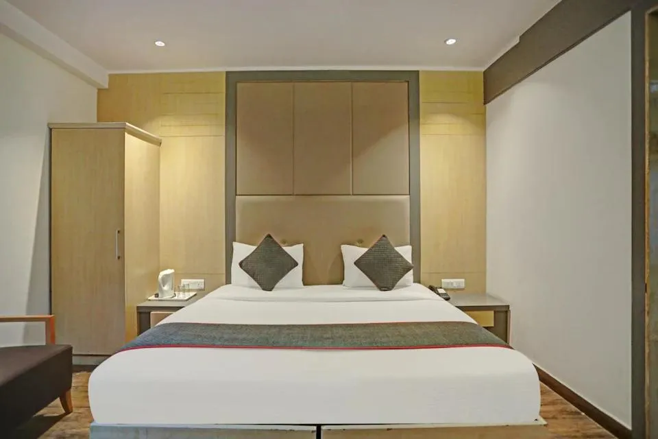 Bedroom, Bed in Hotel Superb 5 Mins Walk From New Delhi Station