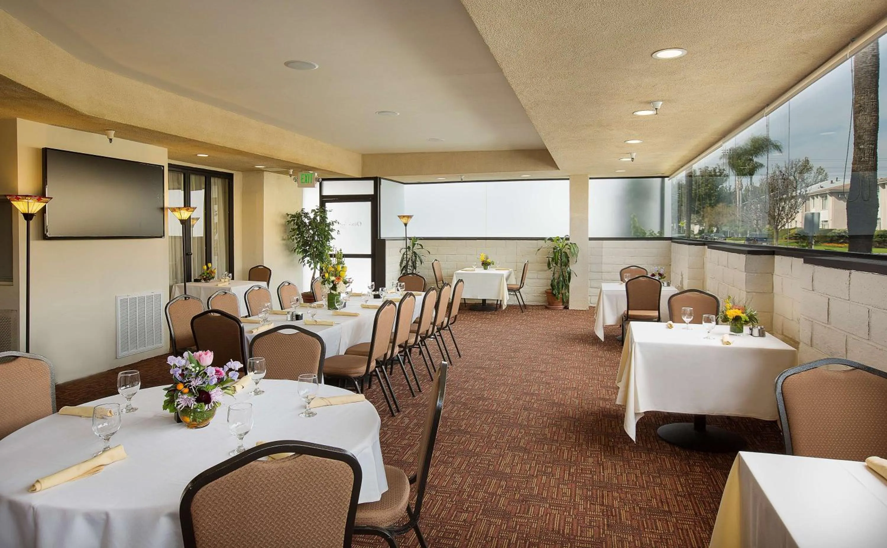 Restaurant/places to eat in Coast Burbank Hotel