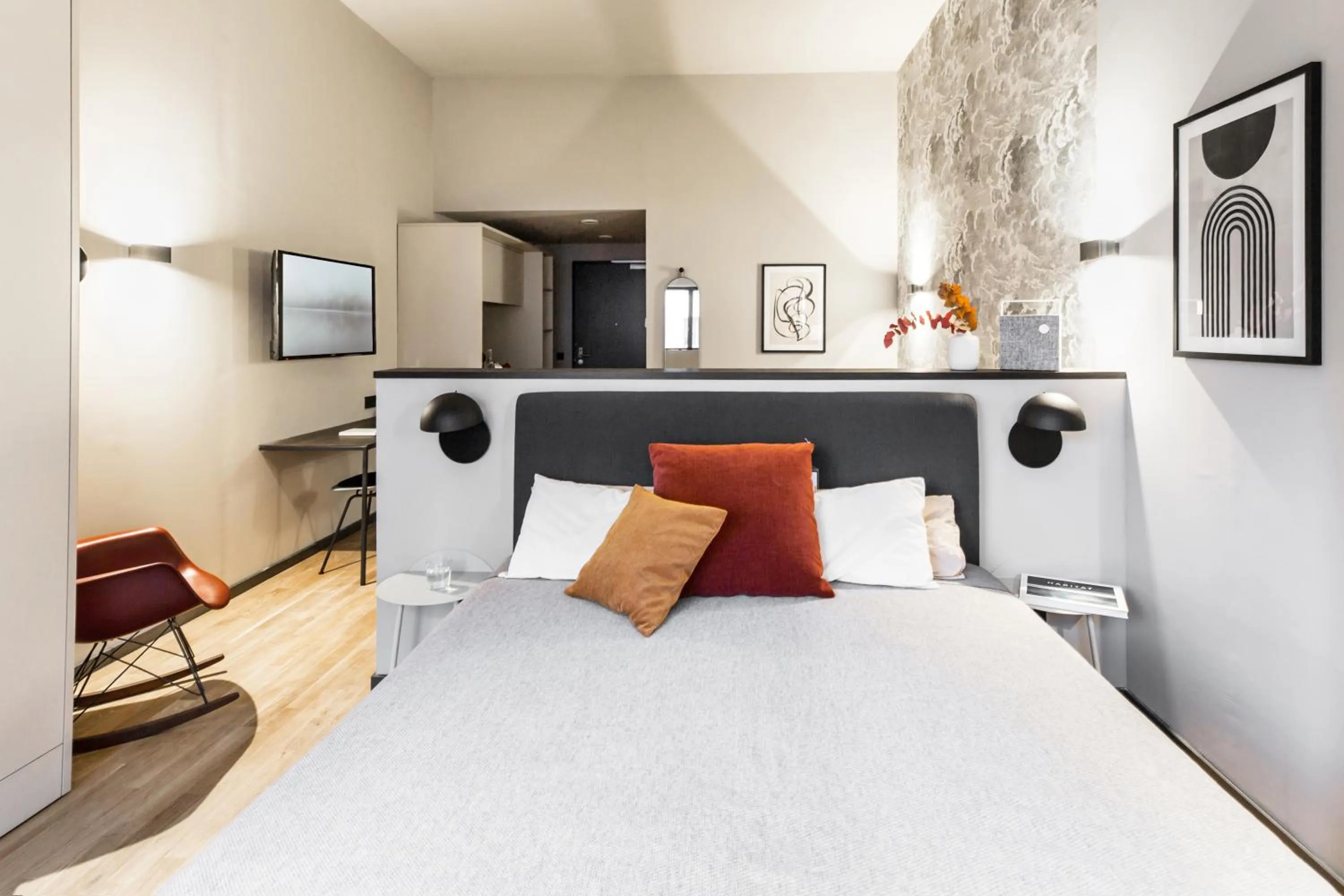 Bedroom, Bed in ipartment Frankfurt Airport