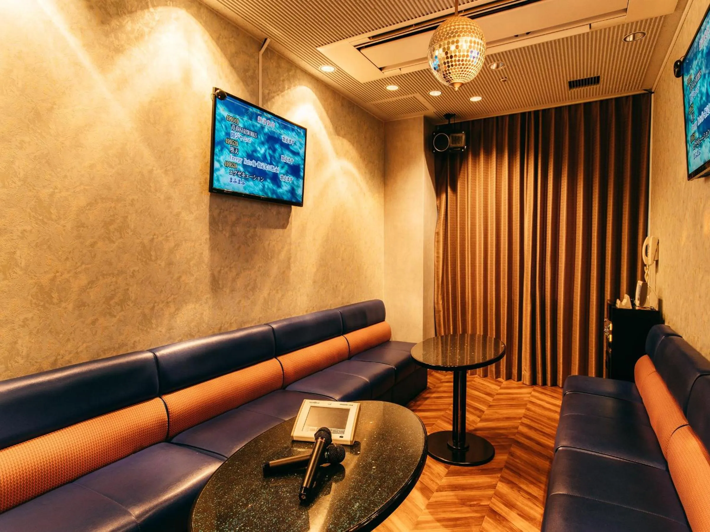 Karaoke in KAMENOI HOTEL Genkainada