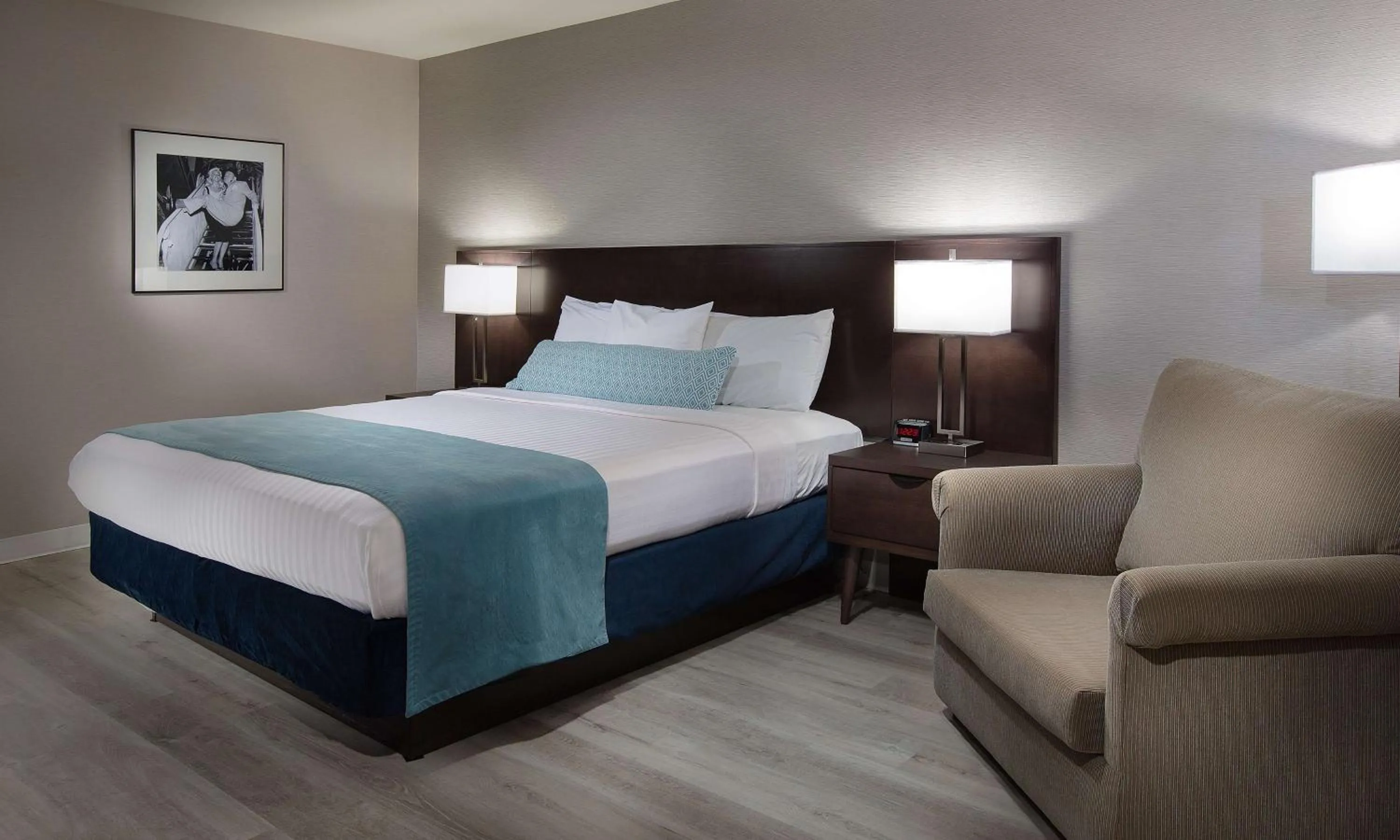 Bedroom, Bed in Safari Inn Burbank-Universal, a Coast Hotel