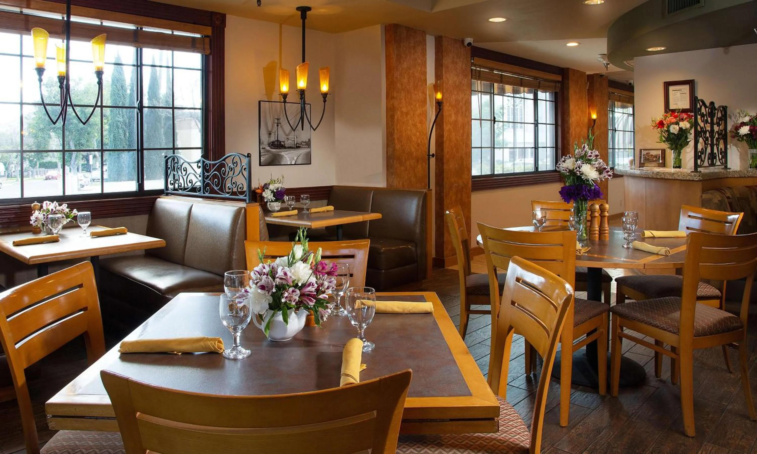 Restaurant/places to eat in Safari Inn Burbank-Universal, a Coast Hotel