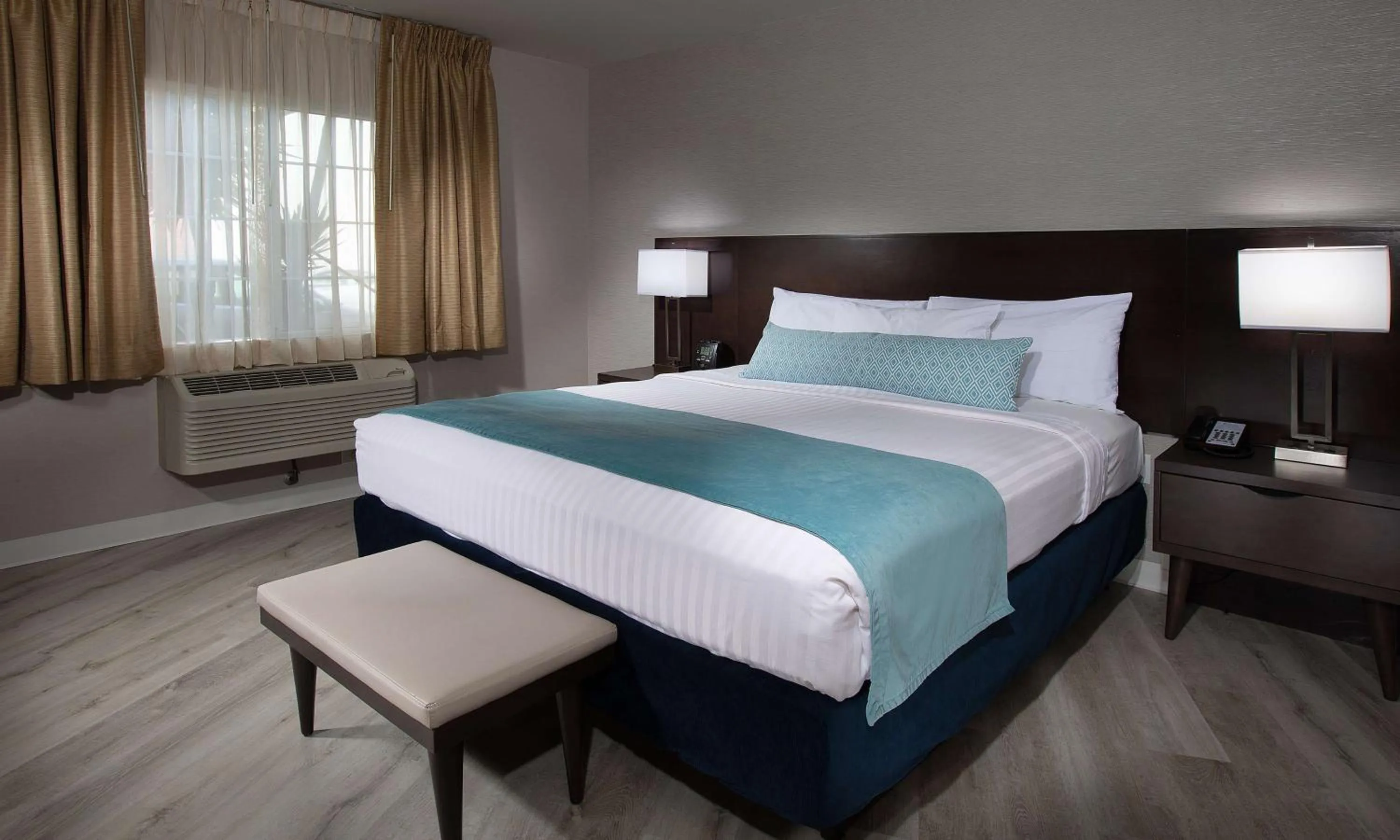 Bedroom, Bed in Safari Inn Burbank-Universal, a Coast Hotel