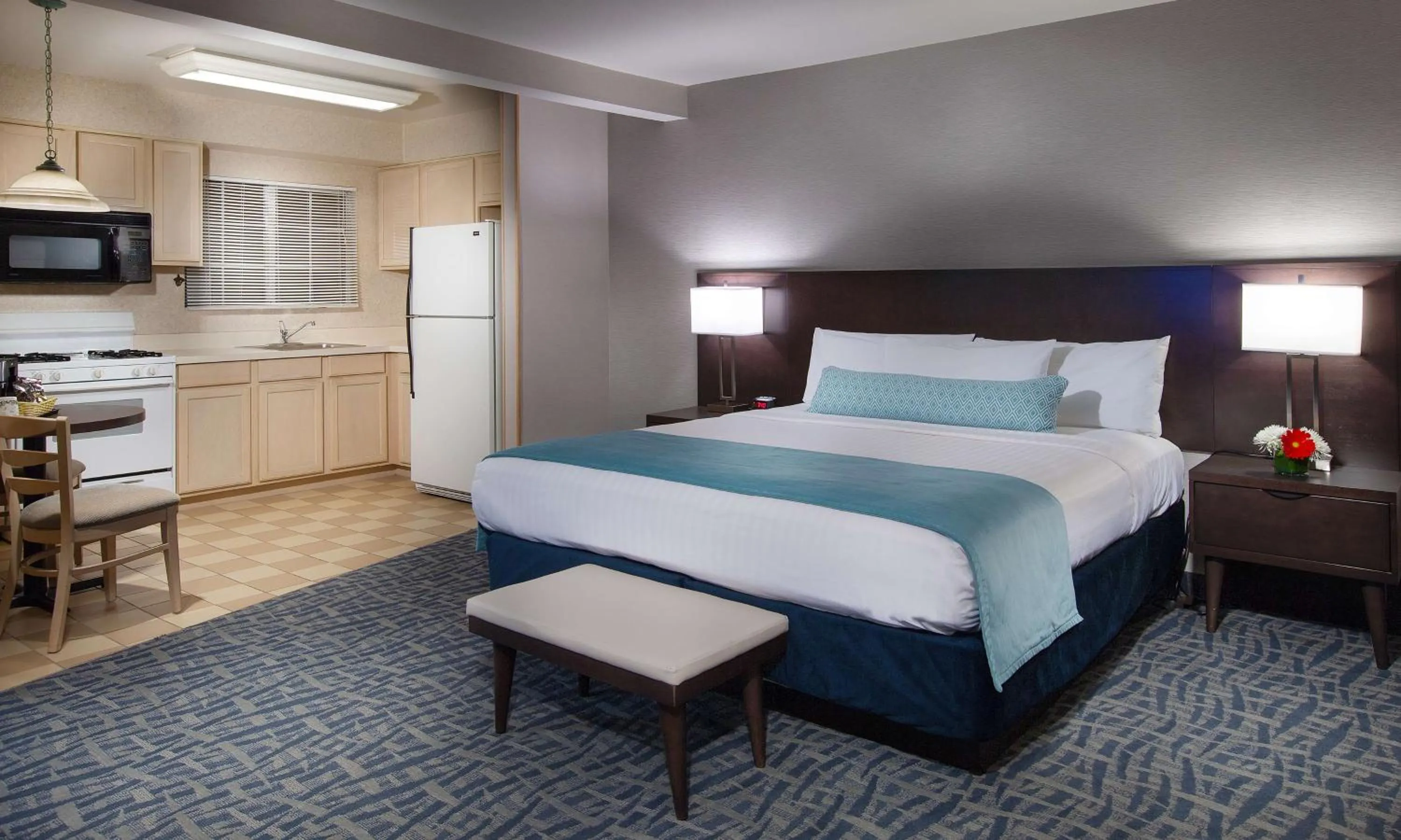 Photo of the whole room, Bed in Safari Inn Burbank-Universal, a Coast Hotel