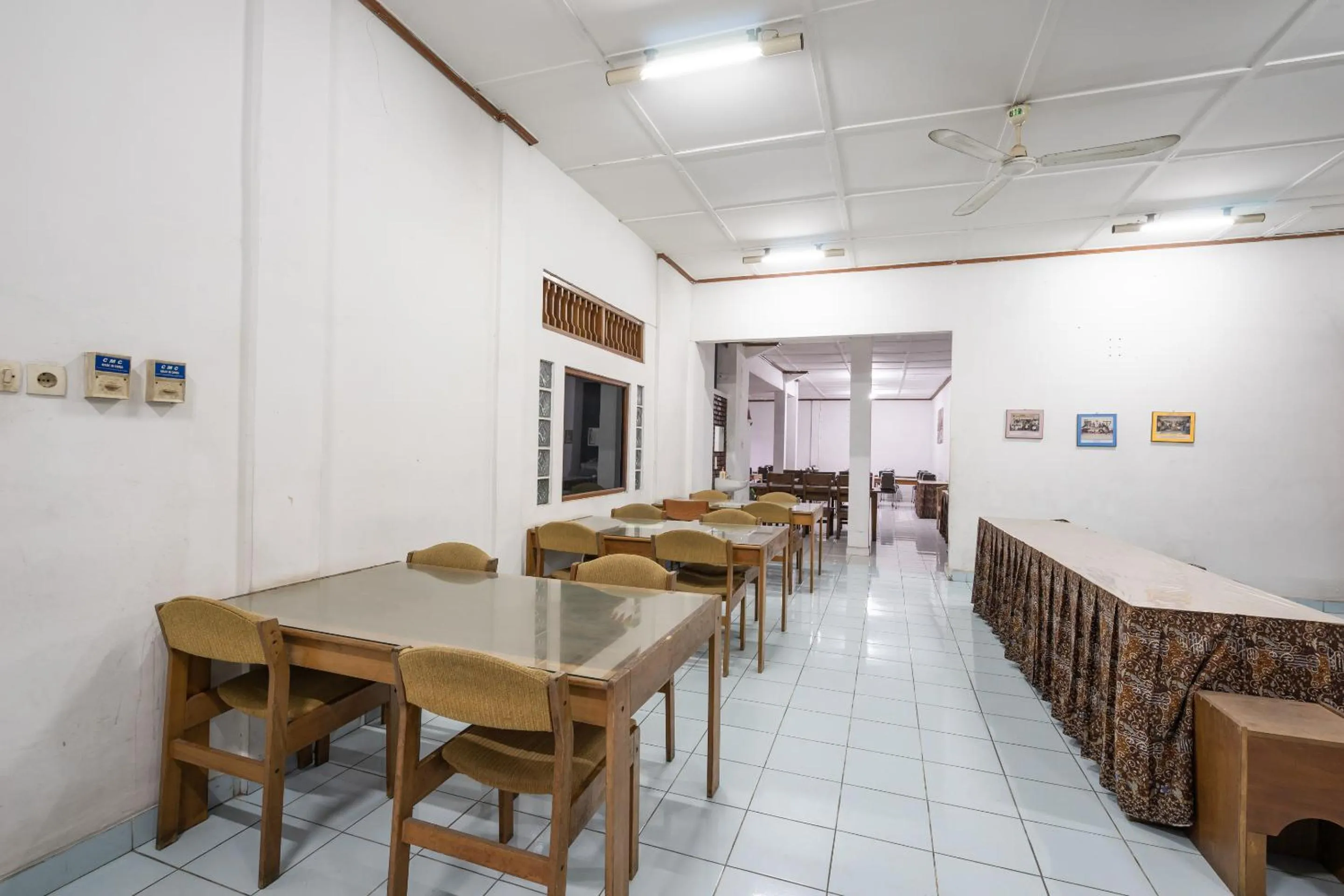 Restaurant/places to eat in Hotel O Omah Duwet