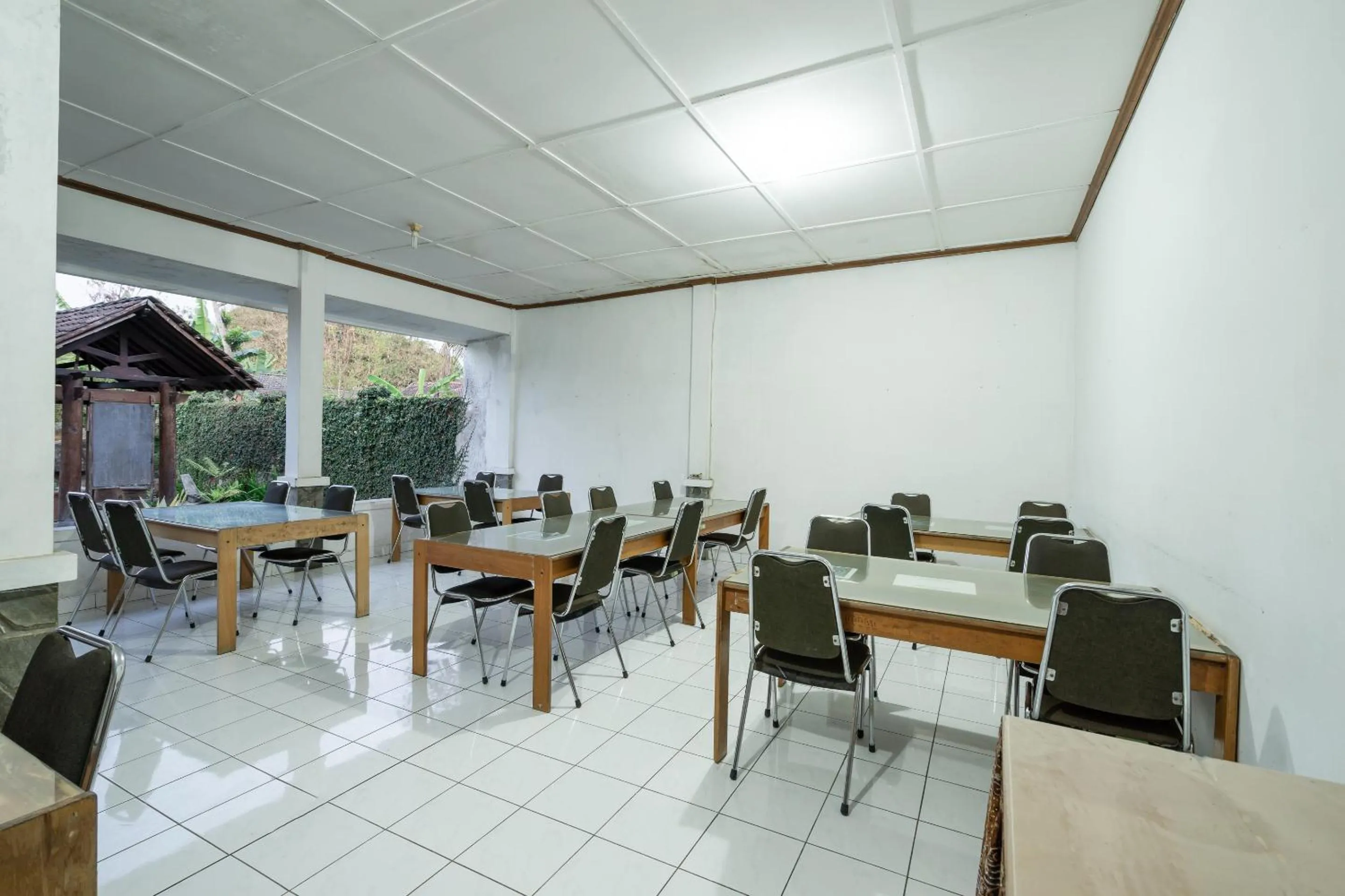 Restaurant/places to eat in Hotel O Omah Duwet