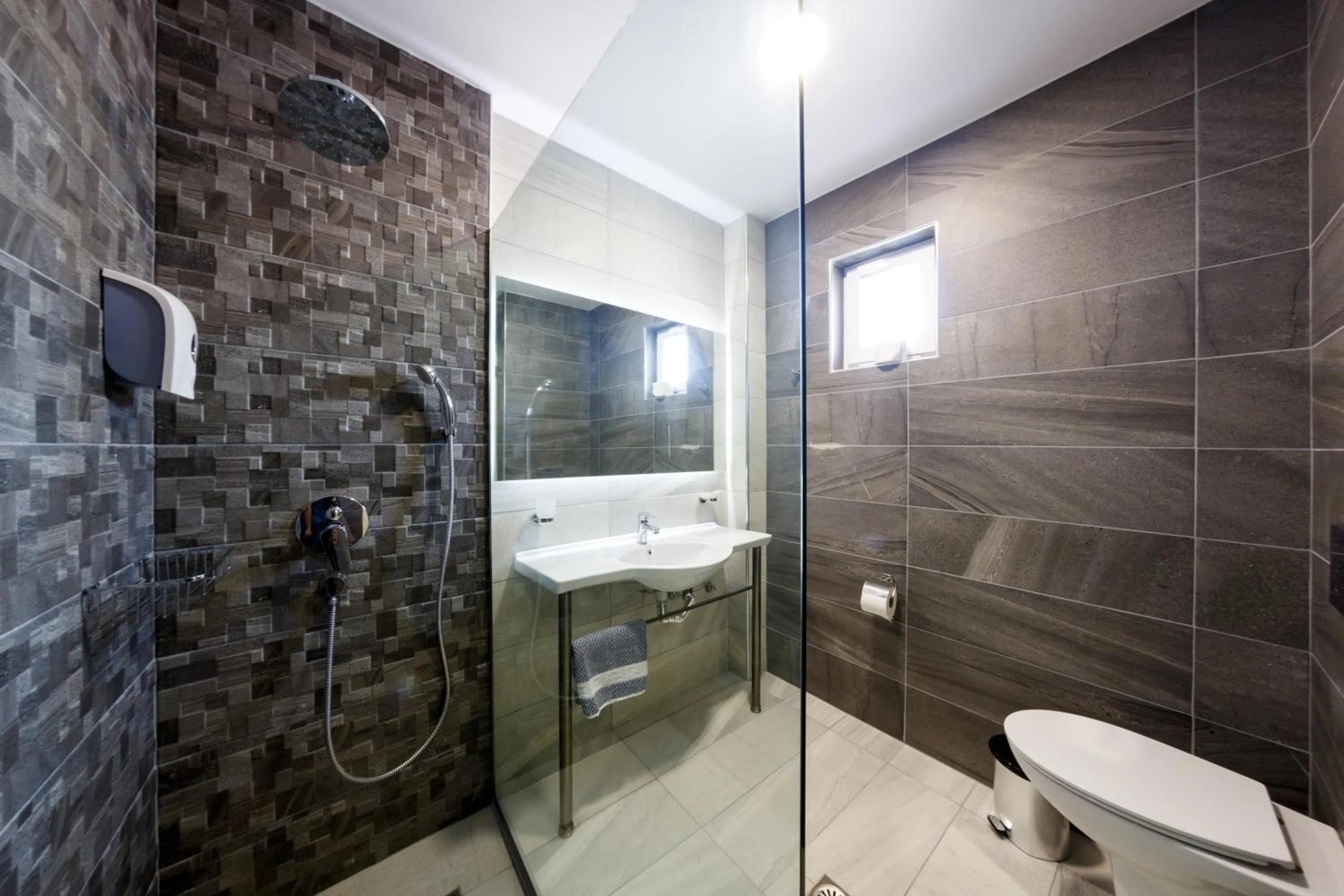 Shower in Caretta Paradise Resort & WaterPark