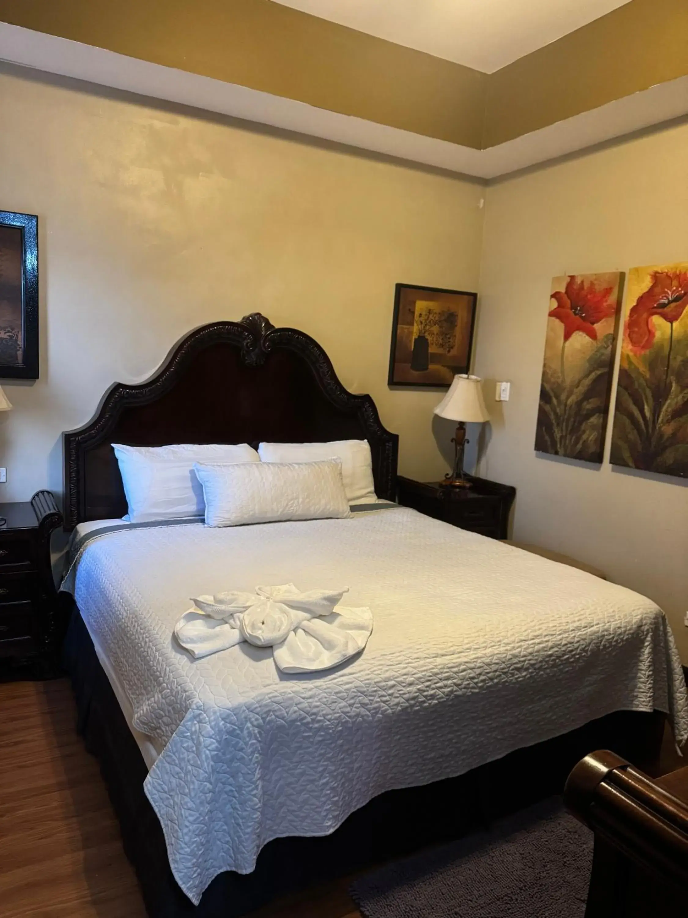 Deluxe King Room in Hotel Royal Blue & Golf Cart Rental Deluxe King Room in Hotel Royal Blue & Golf Cart Rental