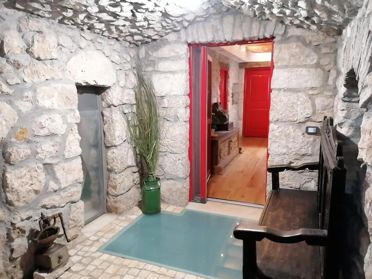 Lobby or reception in come prima