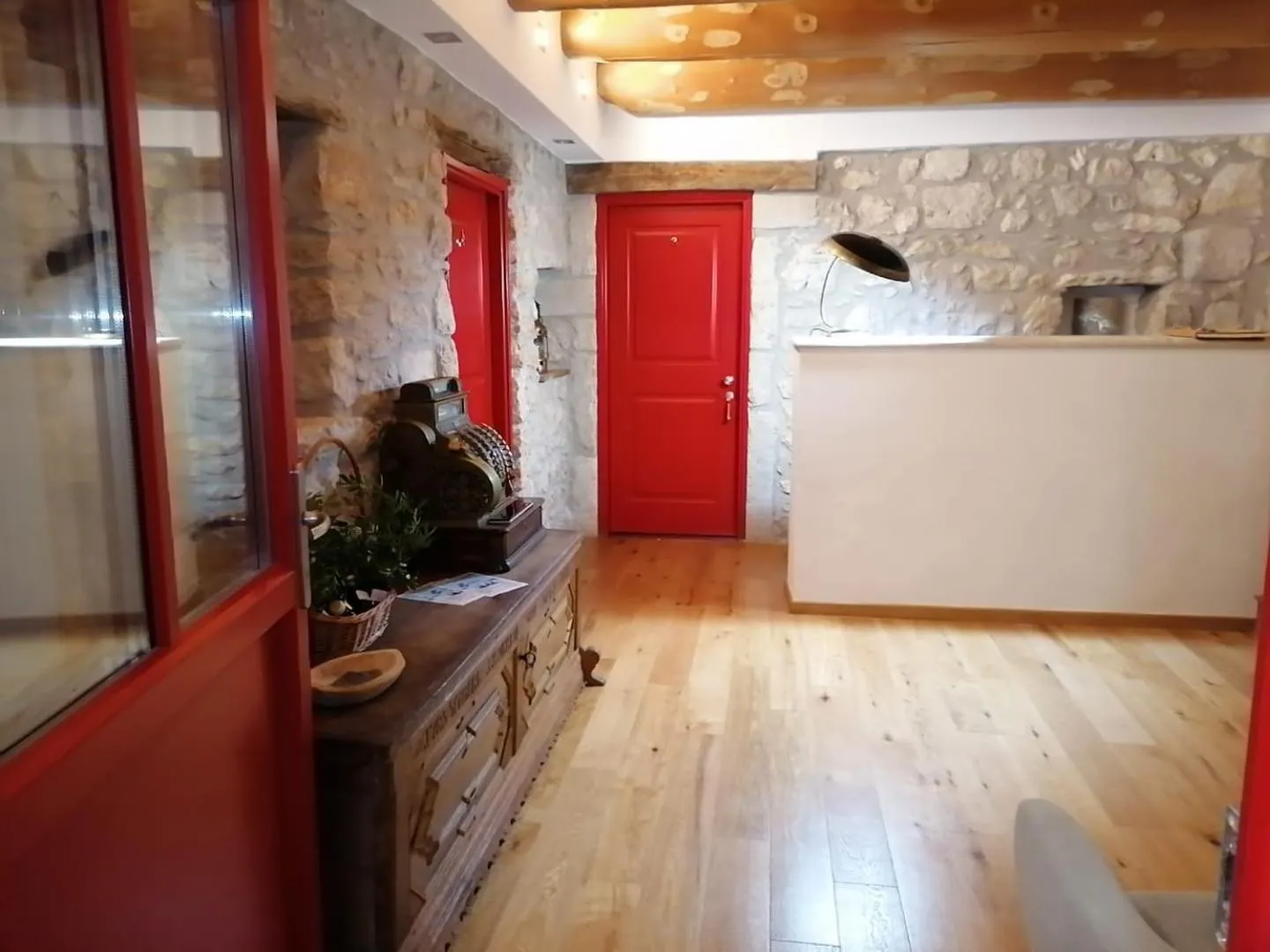 Lobby or reception in come prima