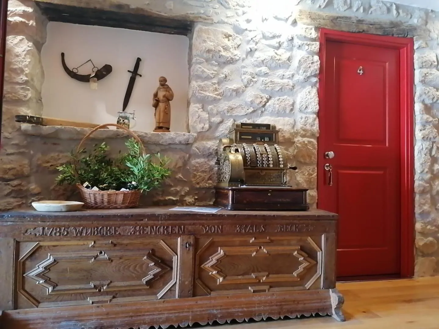 Lobby or reception in come prima