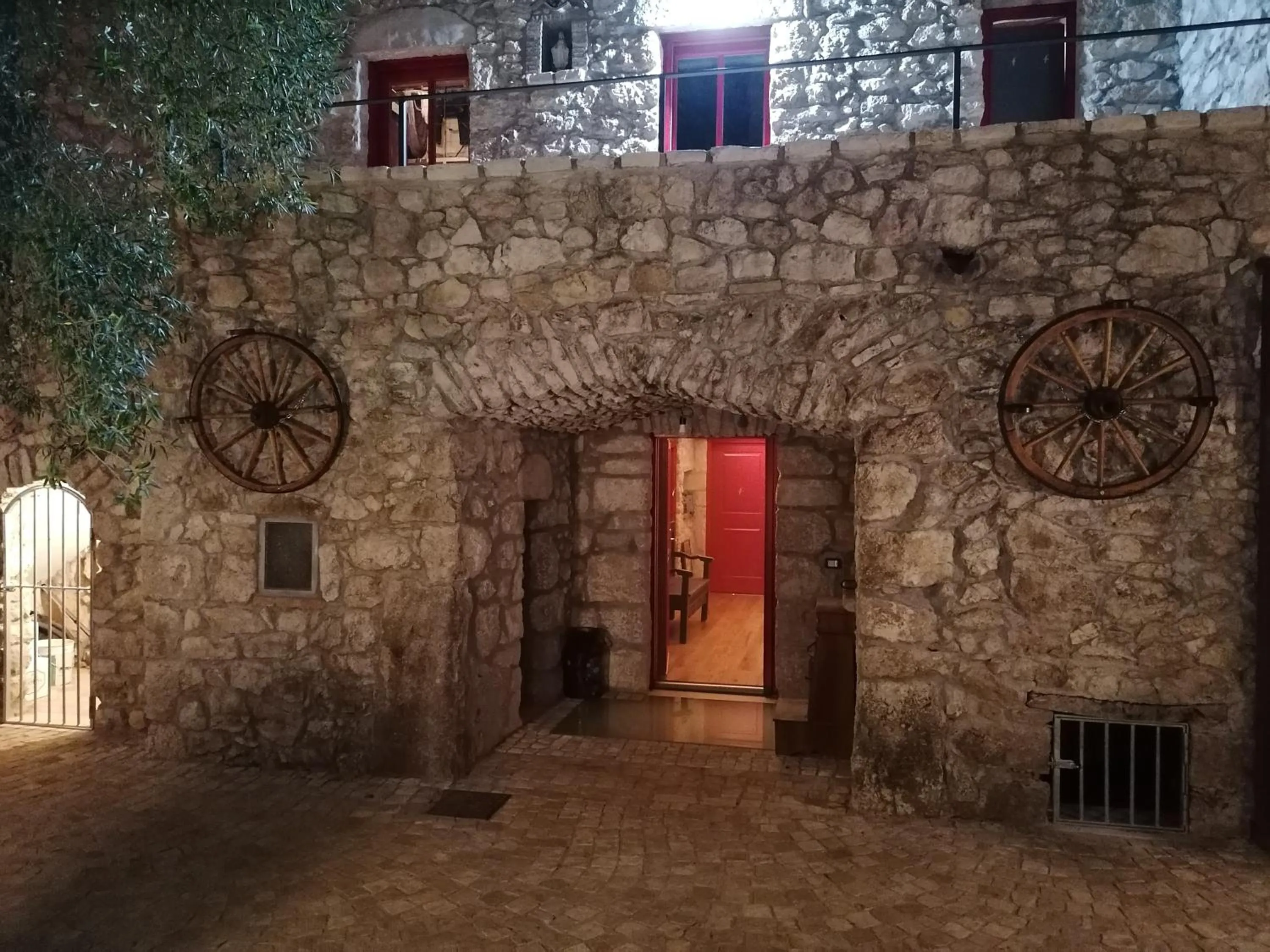 Facade/entrance in come prima