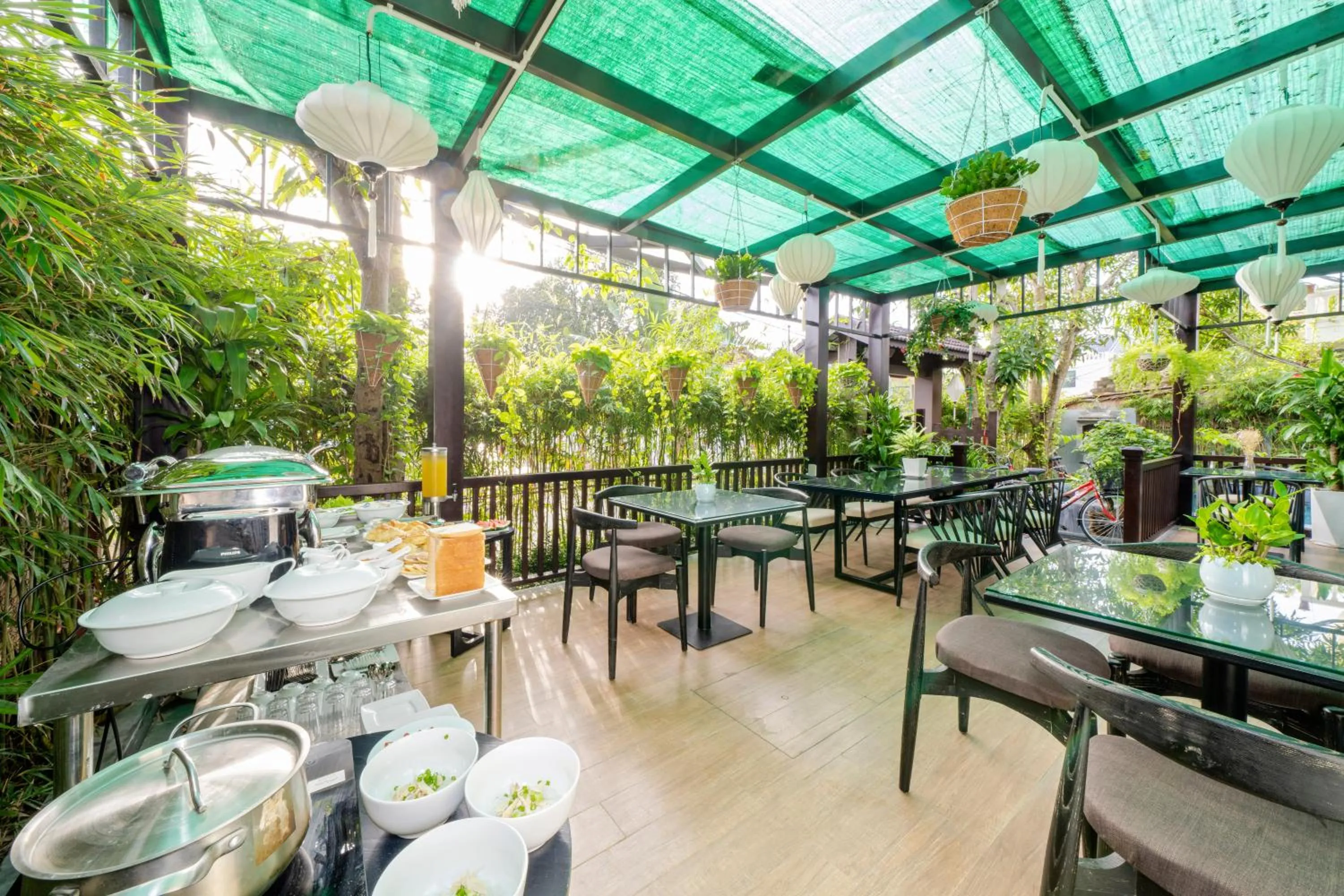 Restaurant/places to eat in Daisy An Bang Villa