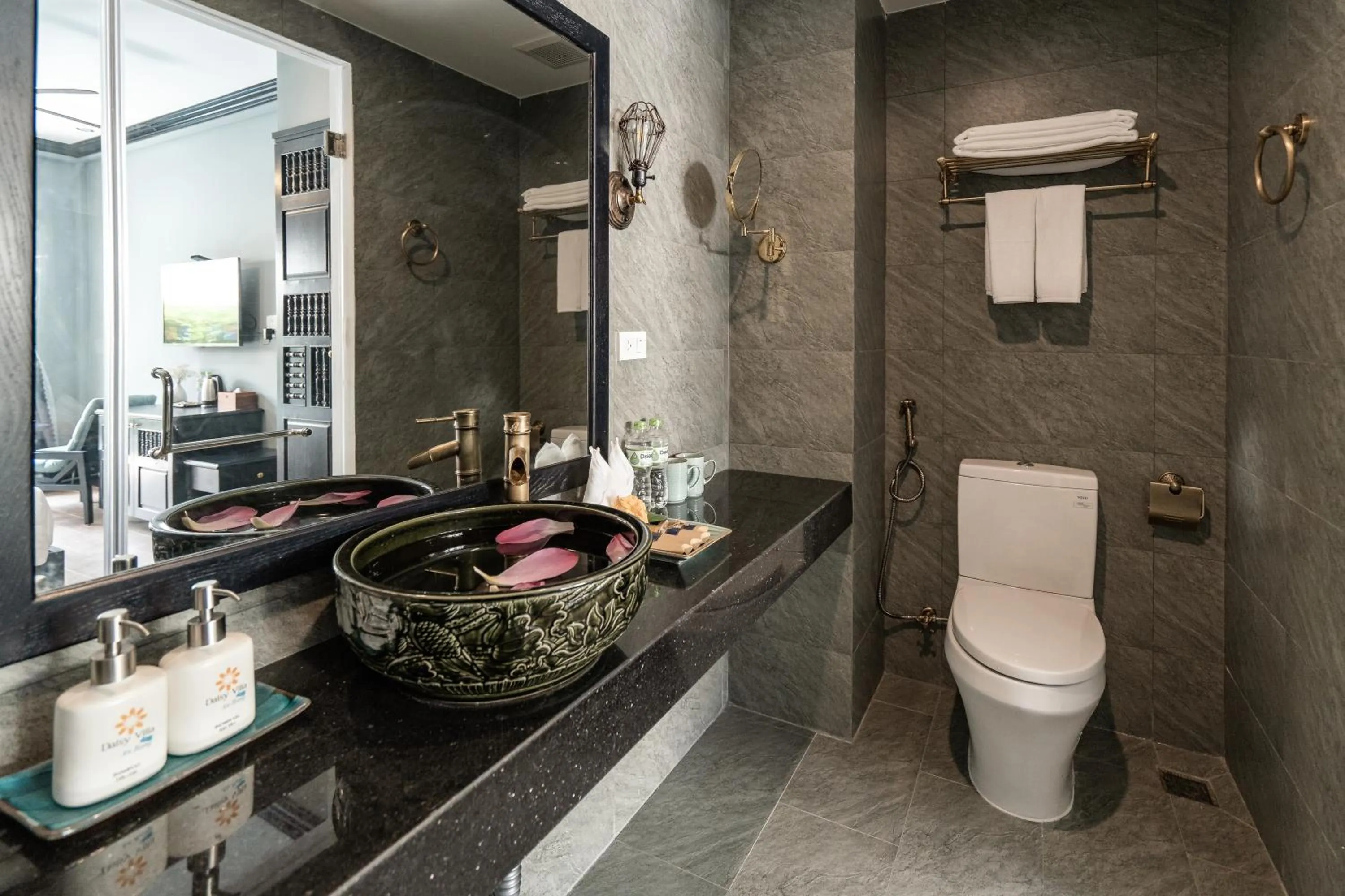 Toilet in Daisy An Bang Villa