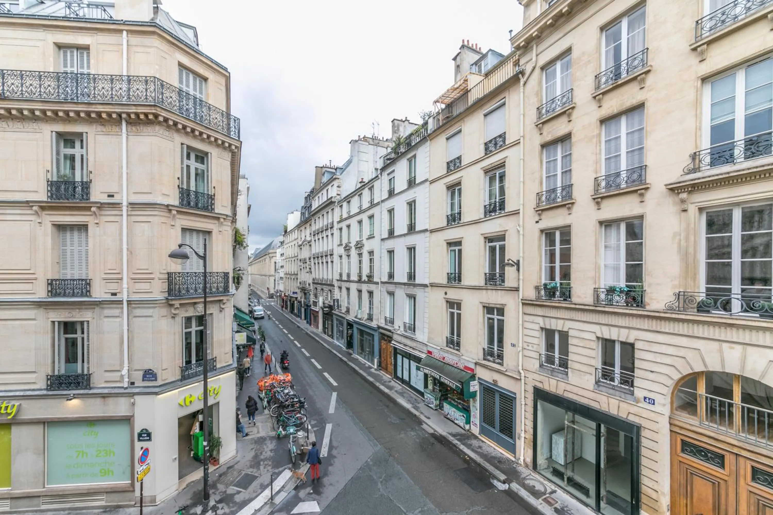 Street view in WS Louvre - Richelieu