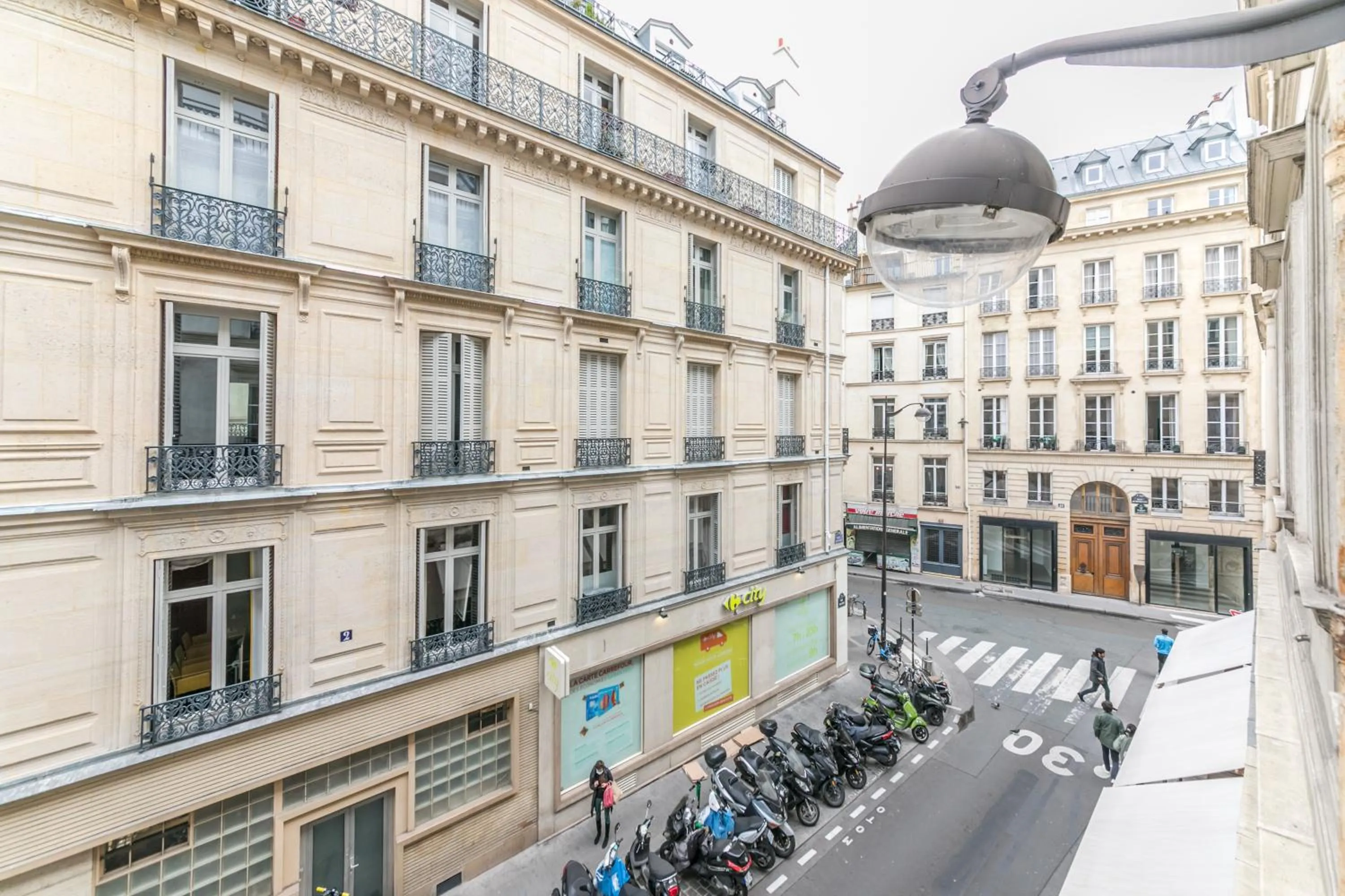 Street view in WS Louvre - Richelieu