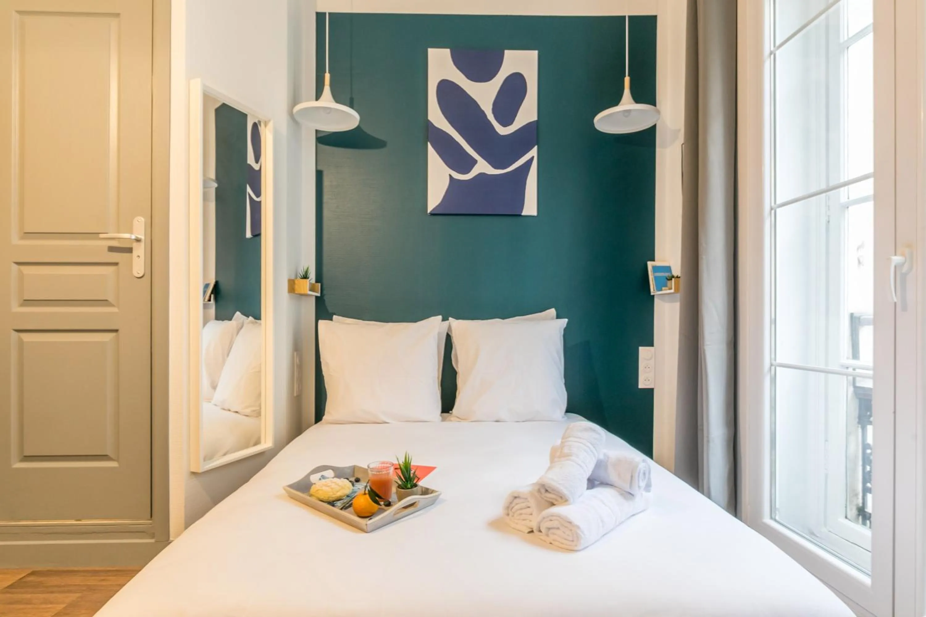 Photo of the whole room, Bed in WS Louvre - Richelieu