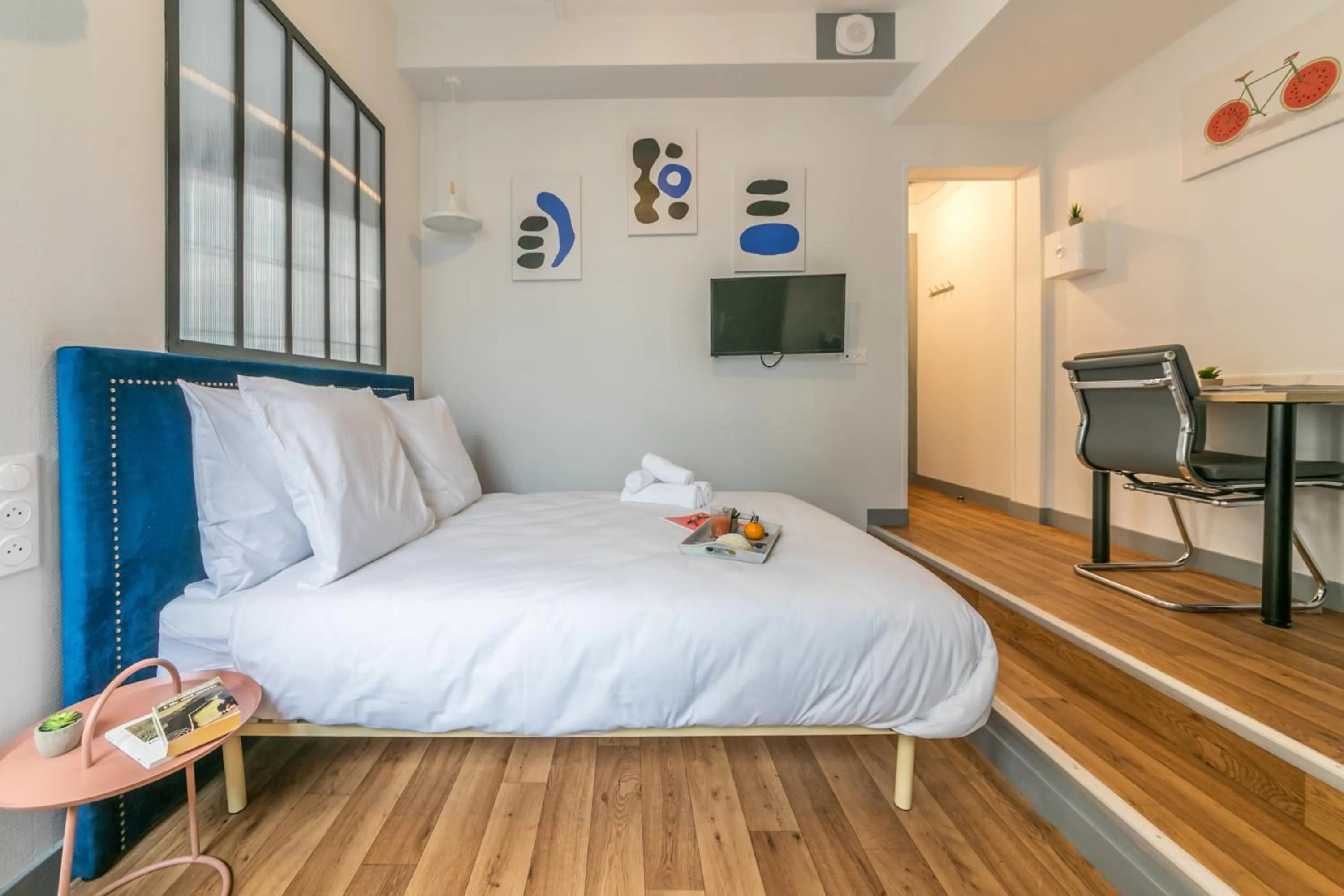 Photo of the whole room, Bed in WS Louvre - Richelieu