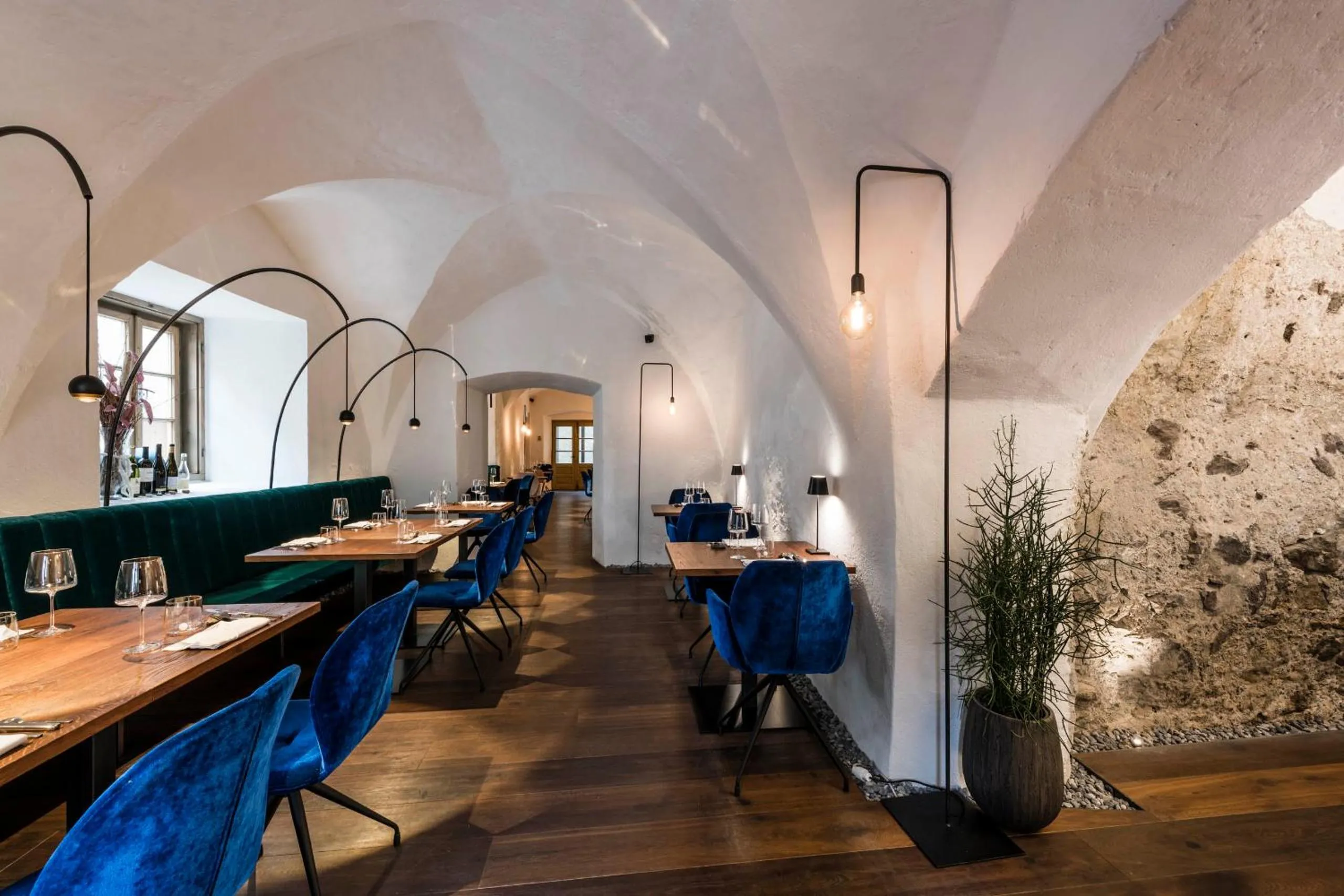 Restaurant/places to eat in flurin Suites