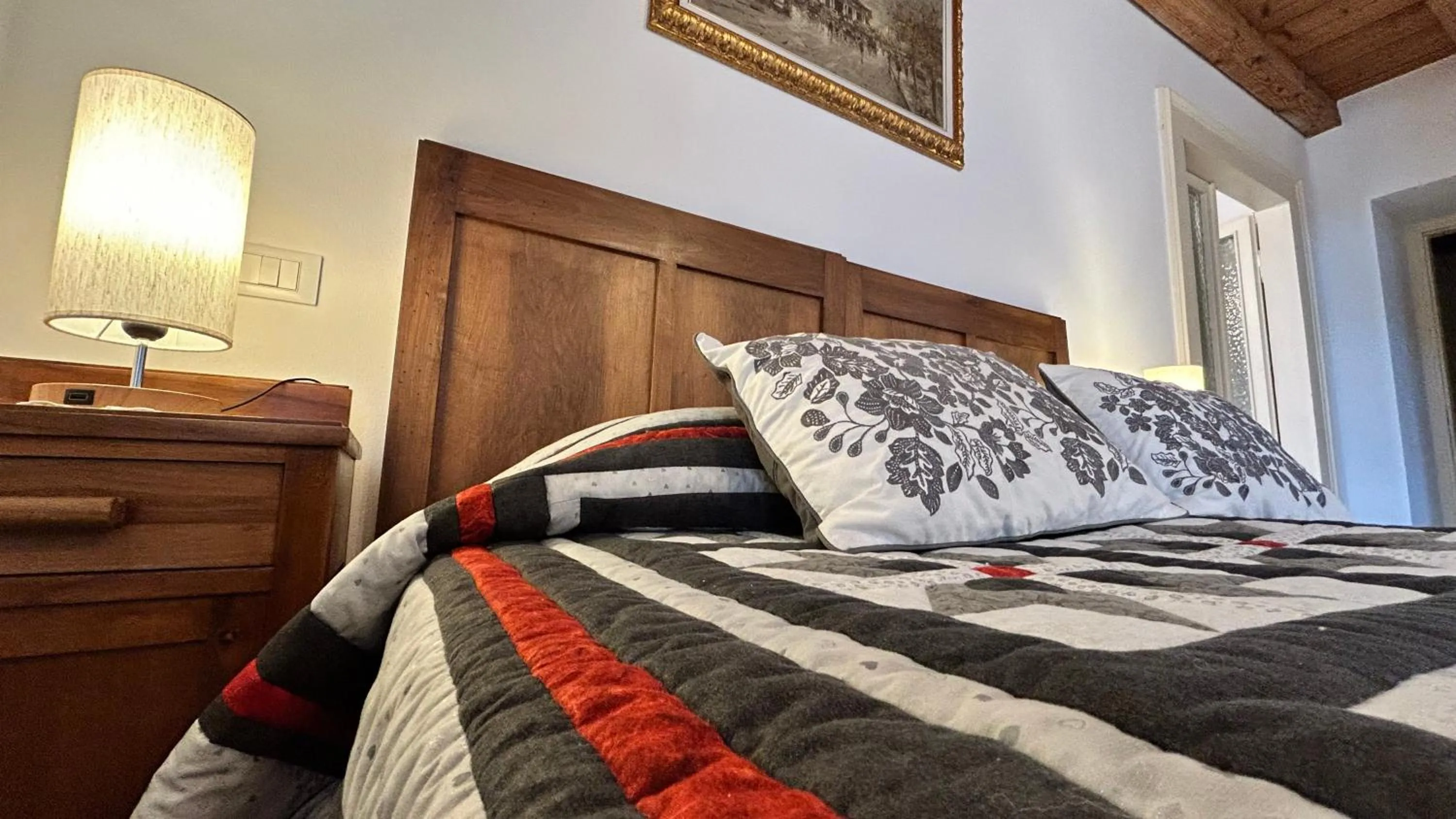 Bedroom, Bed in Domus Iulii