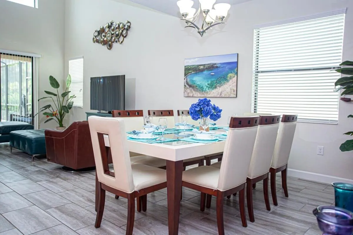 Gorgeous 5 Bd Single Family with Pool 5528