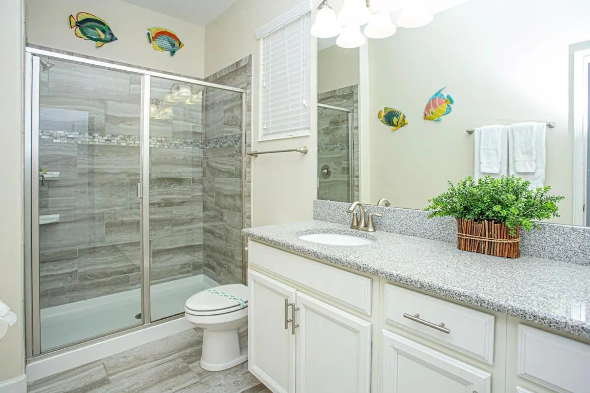 Gorgeous 5 Bd Single Family with Pool 5528