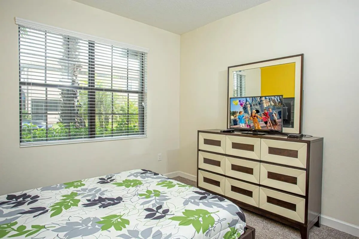 Bed in Gorgeous 5 Bd Single Family with Pool 5528