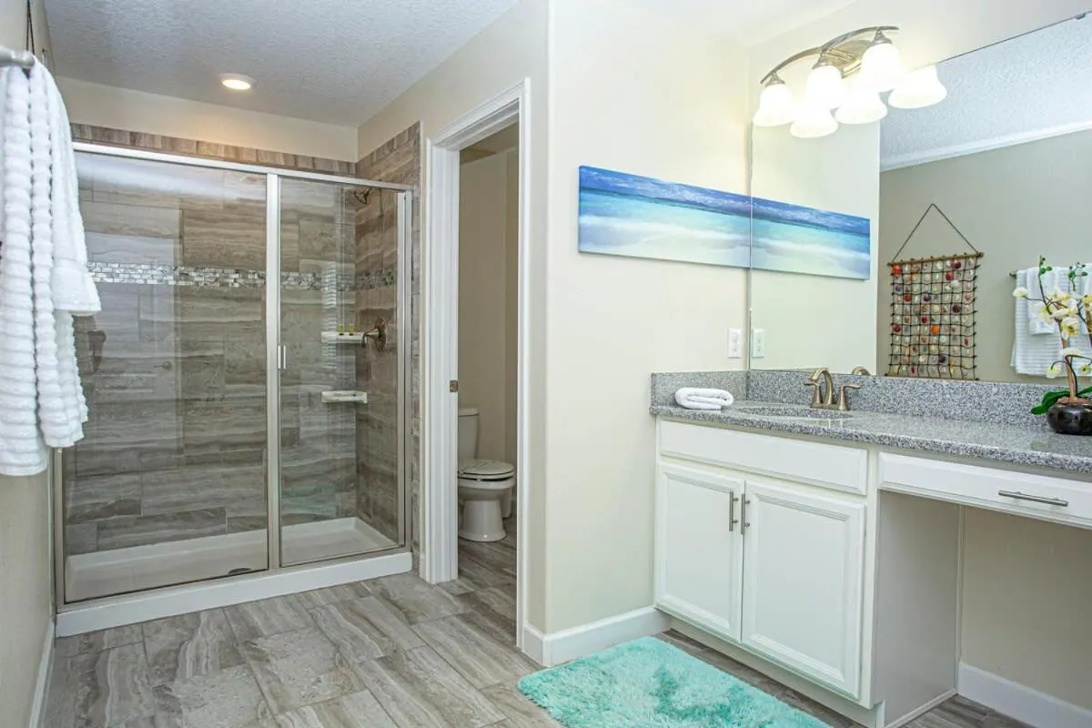 Gorgeous 5 Bd Single Family with Pool 5528