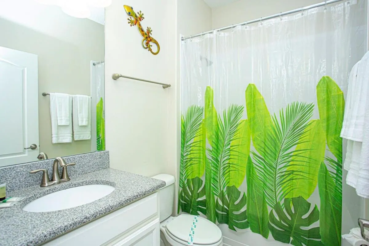 Gorgeous 5 Bd Single Family with Pool 5528