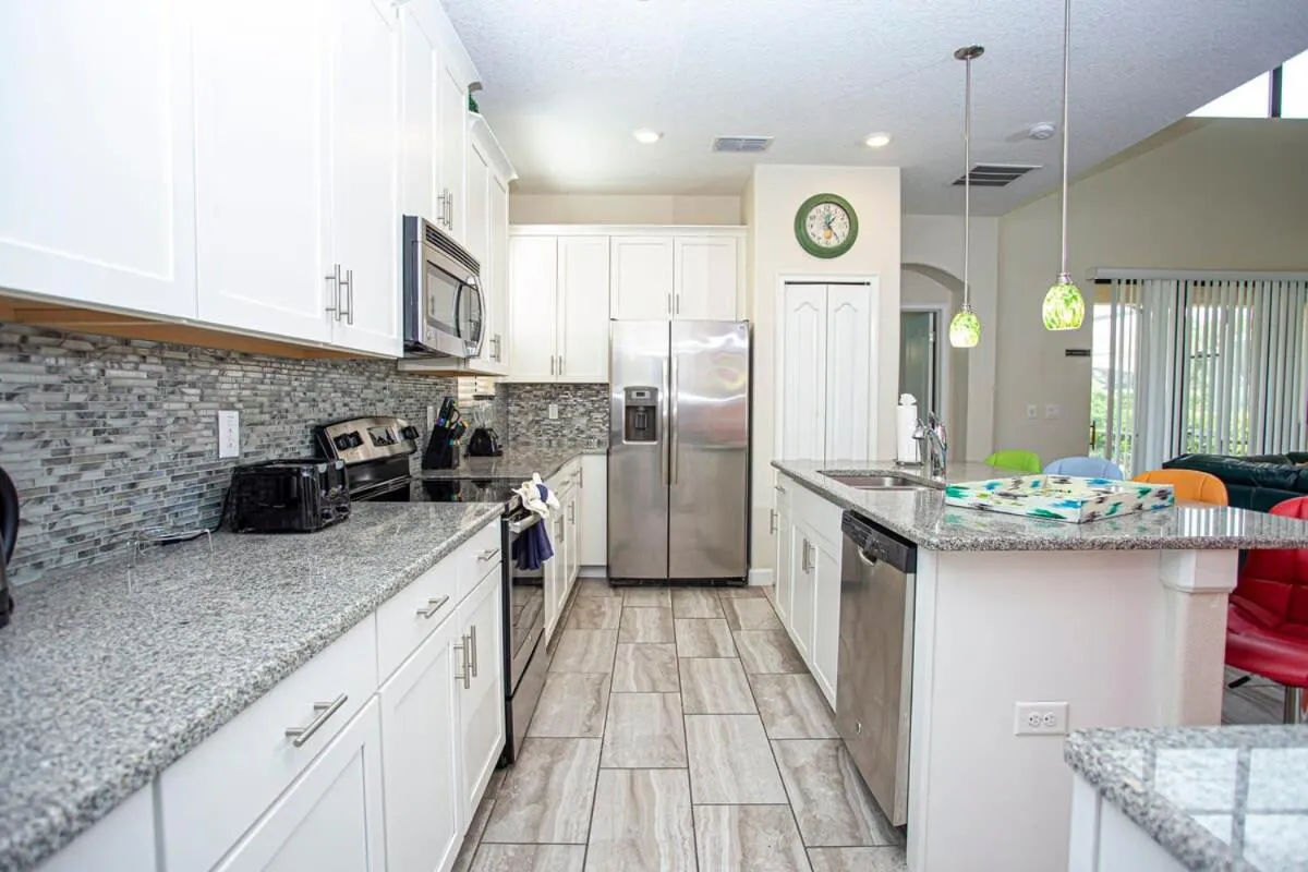 Gorgeous 5 Bd Single Family with Pool 5528