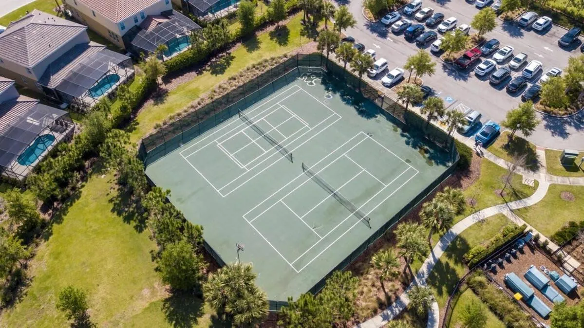 Gorgeous 5 Bd Single Family with Pool 5528