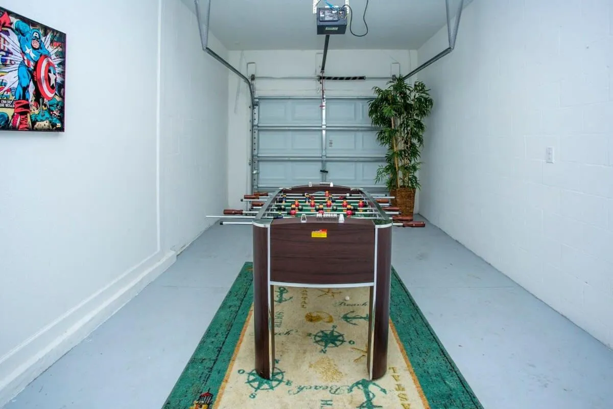 Gorgeous 5 Bd Single Family with Pool 5528