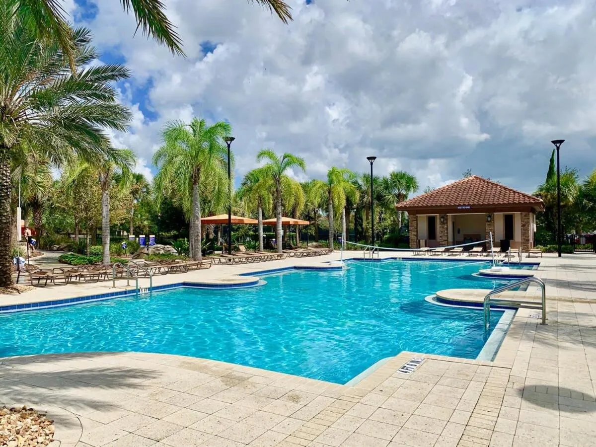 Gorgeous 5 Bd Single Family with Pool 5528