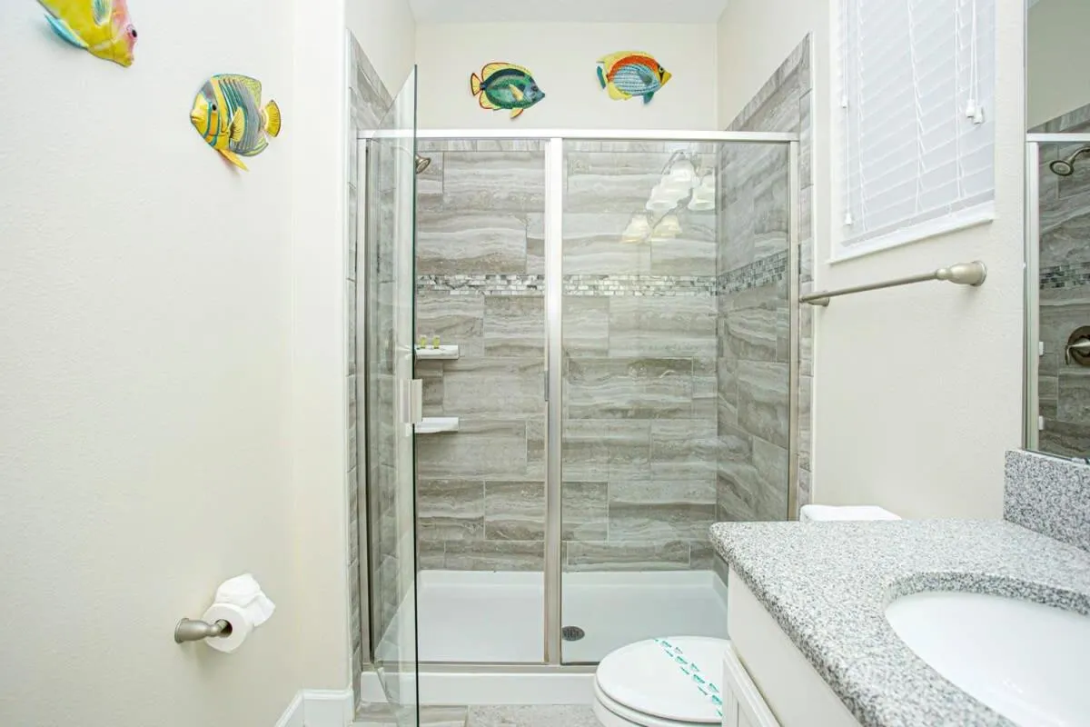 Gorgeous 5 Bd Single Family with Pool 5528