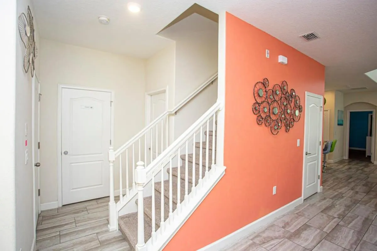 Gorgeous 5 Bd Single Family with Pool 5528