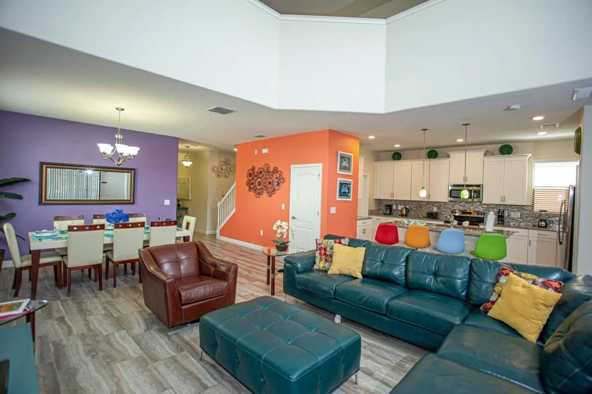 Gorgeous 5 Bd Single Family with Pool 5528