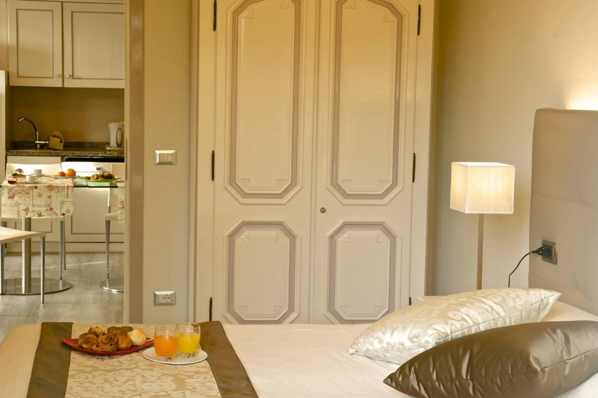 Communal lounge/ TV room, Bed in Villa Giada Resort