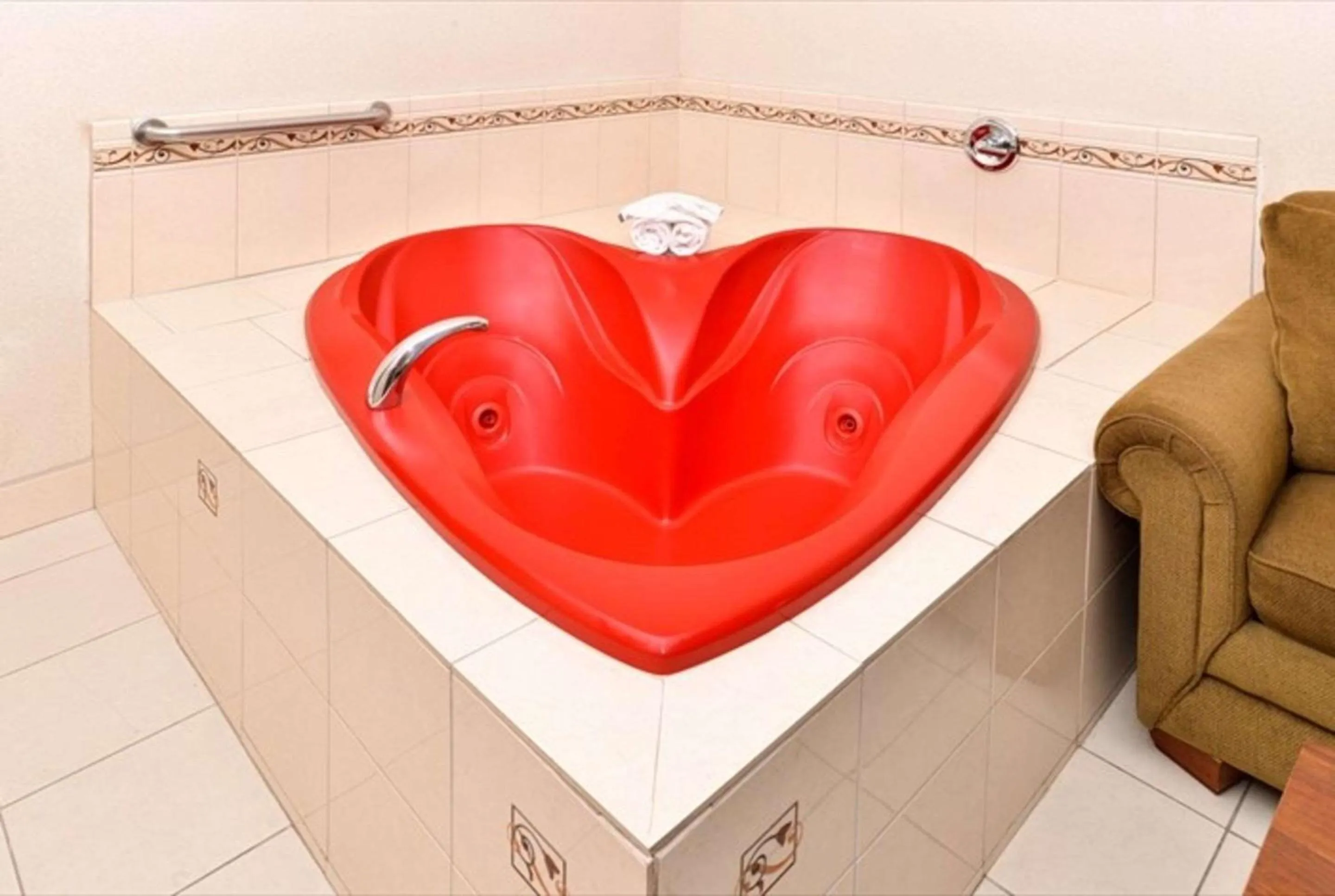 Hot Tub in Citrus Suites Redlands Loma Linda Hotel