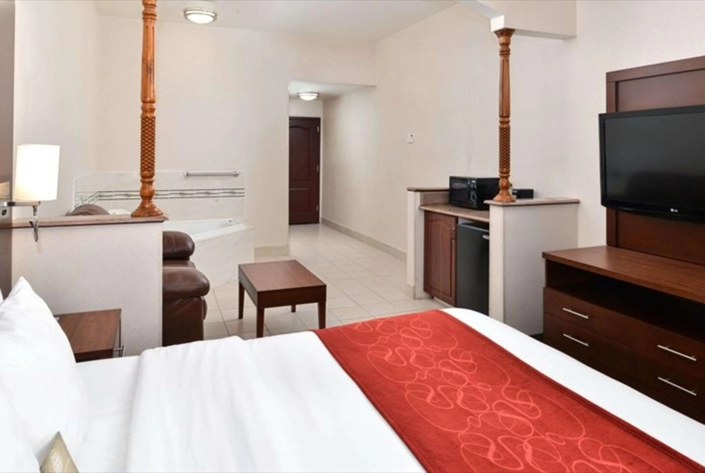 Photo of the whole room, Bed in Citrus Suites Redlands Loma Linda Hotel