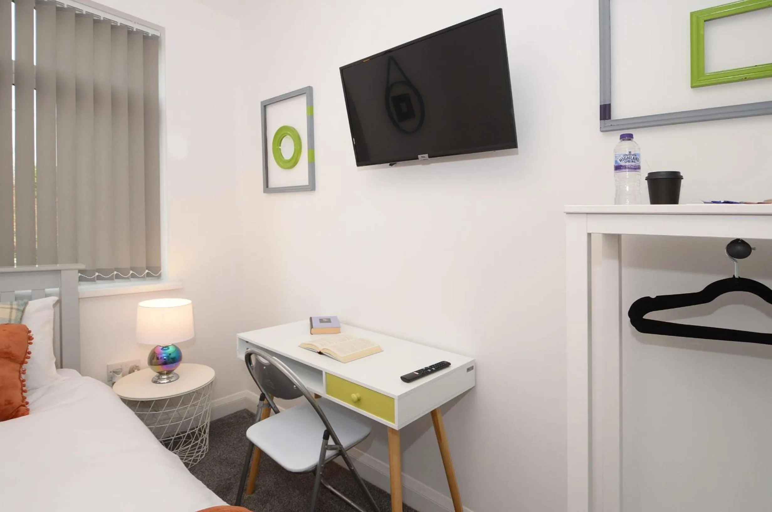 Bedroom, Bed in Townhouse PLUS @ 301 West Street Crewe